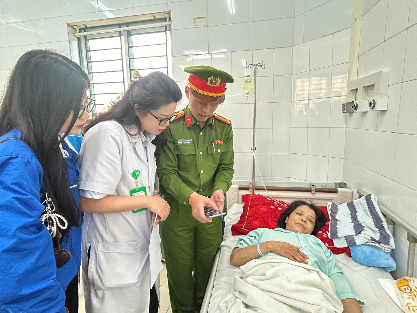 Thanh niên hỗ trợ bệnh nhân nội trú tham gia bầu cử- Ảnh 5.