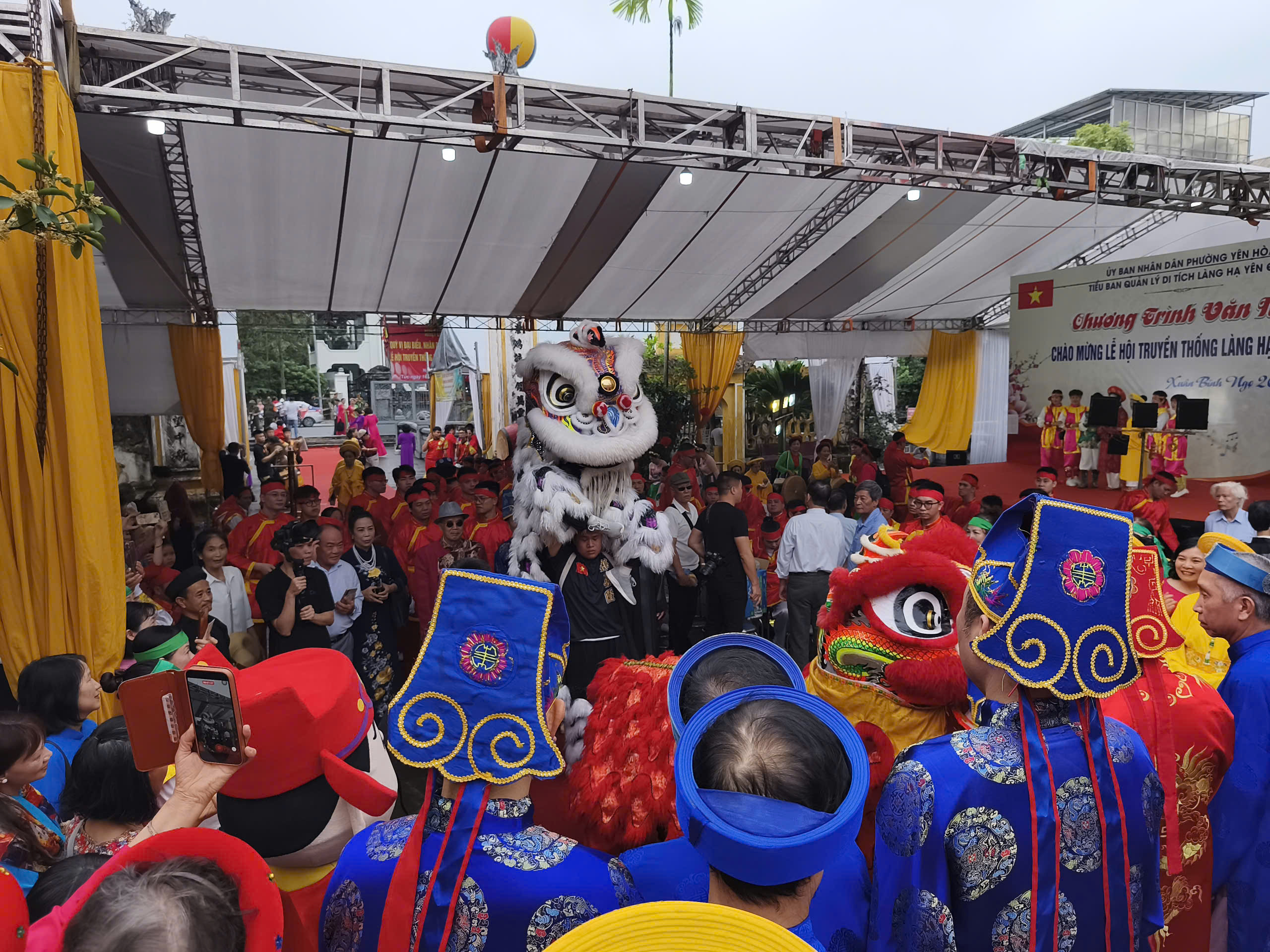 Lễ hội truyền thống làng Hạ Yên Quyết: Rộn ràng trước giờ Rước Thánh Phụng nghênh- Ảnh 10.