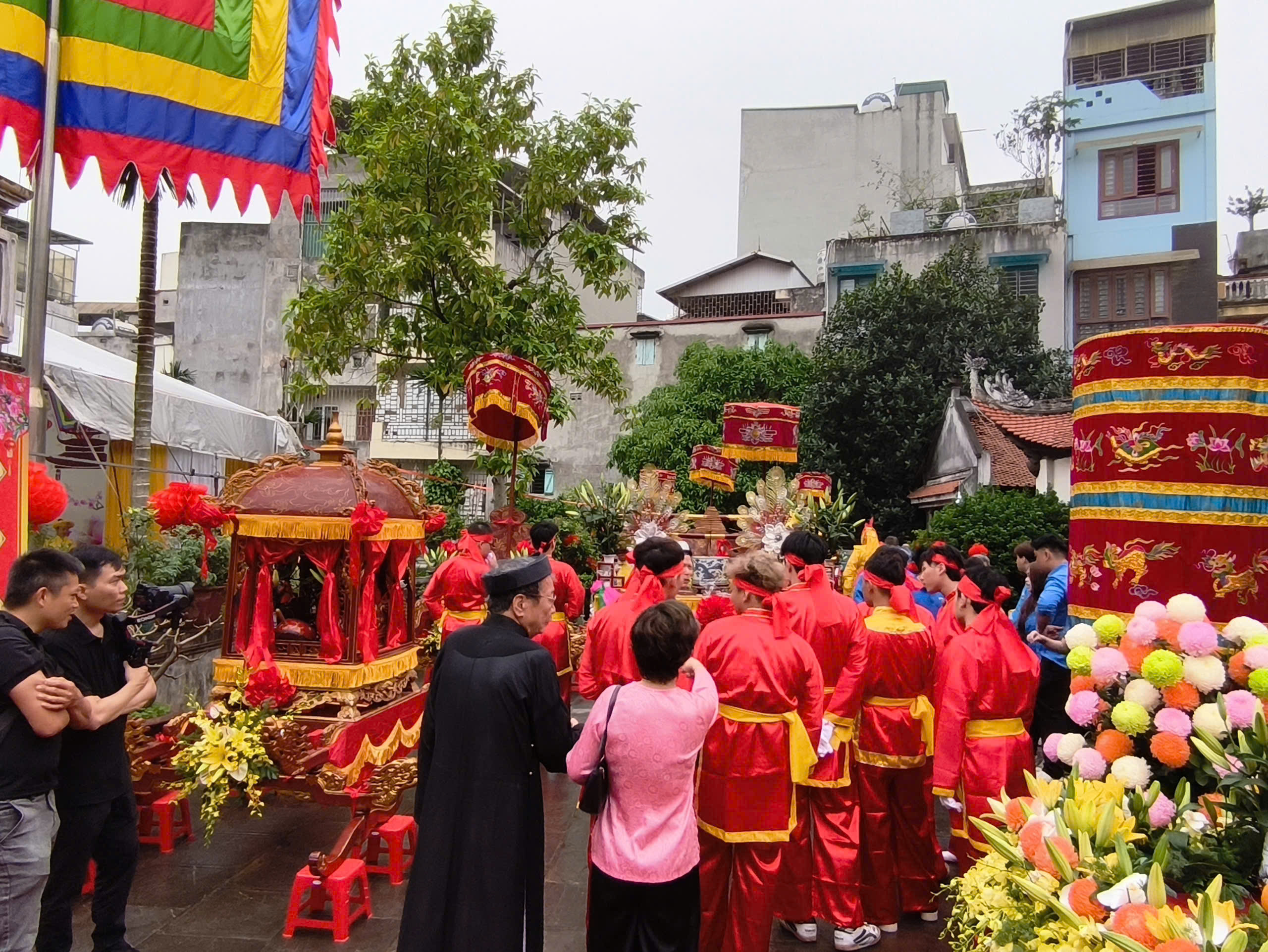 Lễ hội truyền thống làng Hạ Yên Quyết: Rộn ràng trước giờ Rước Thánh Phụng nghênh- Ảnh 8.
