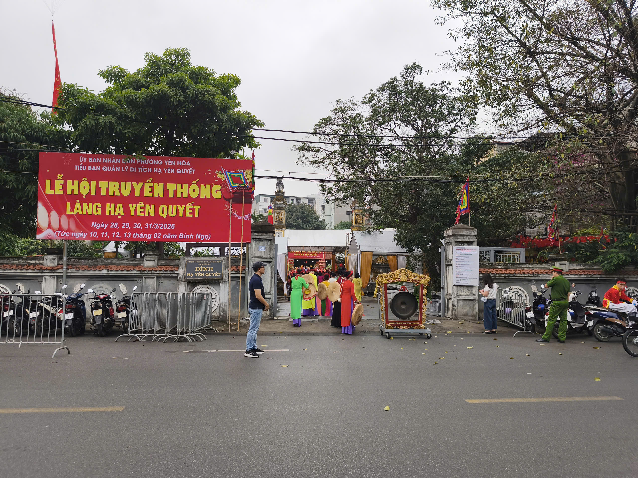 Lễ hội truyền thống làng Hạ Yên Quyết: Rộn ràng trước giờ Rước Thánh Phụng nghênh- Ảnh 1.