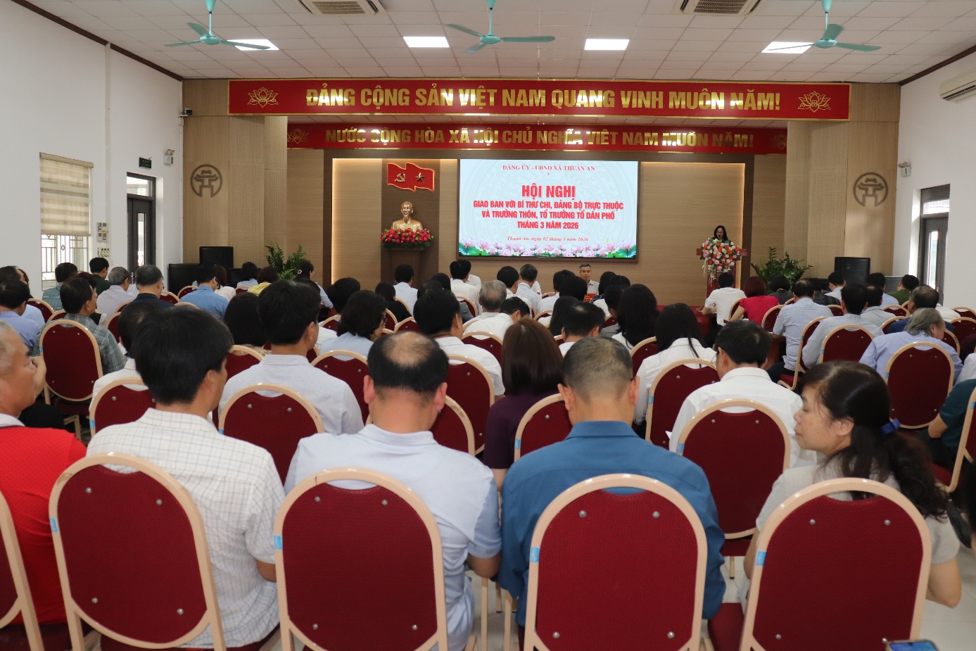 Ảnh có chứa trang phục, đàn ông, người, ghế  Nội dung do AI tạo ra có thể không chính xác.