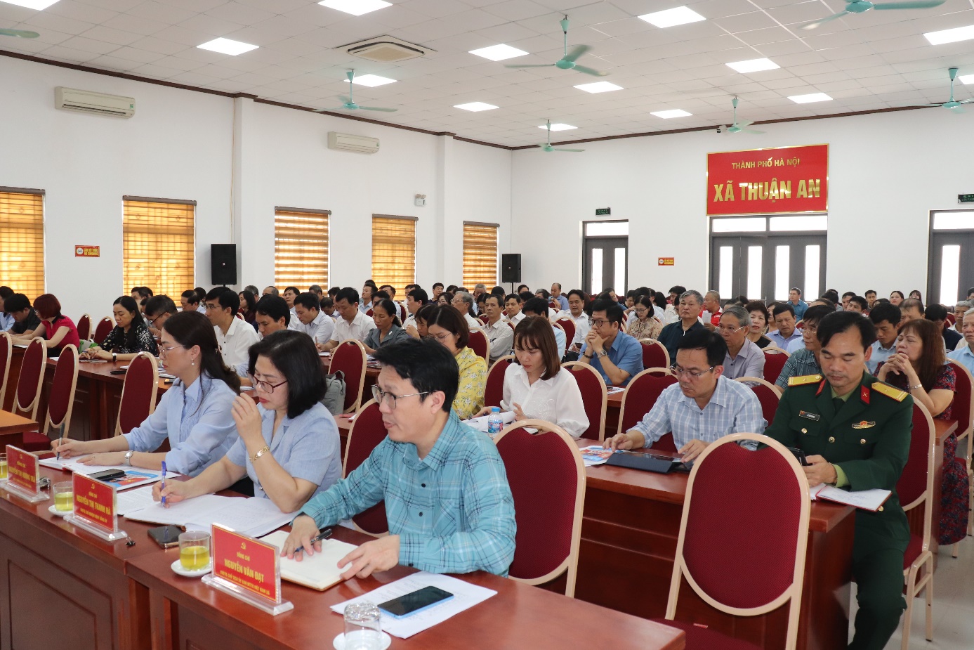 Ảnh có chứa trang phục, trong nhà, người, đồ đạc  Nội dung do AI tạo ra có thể không chính xác.