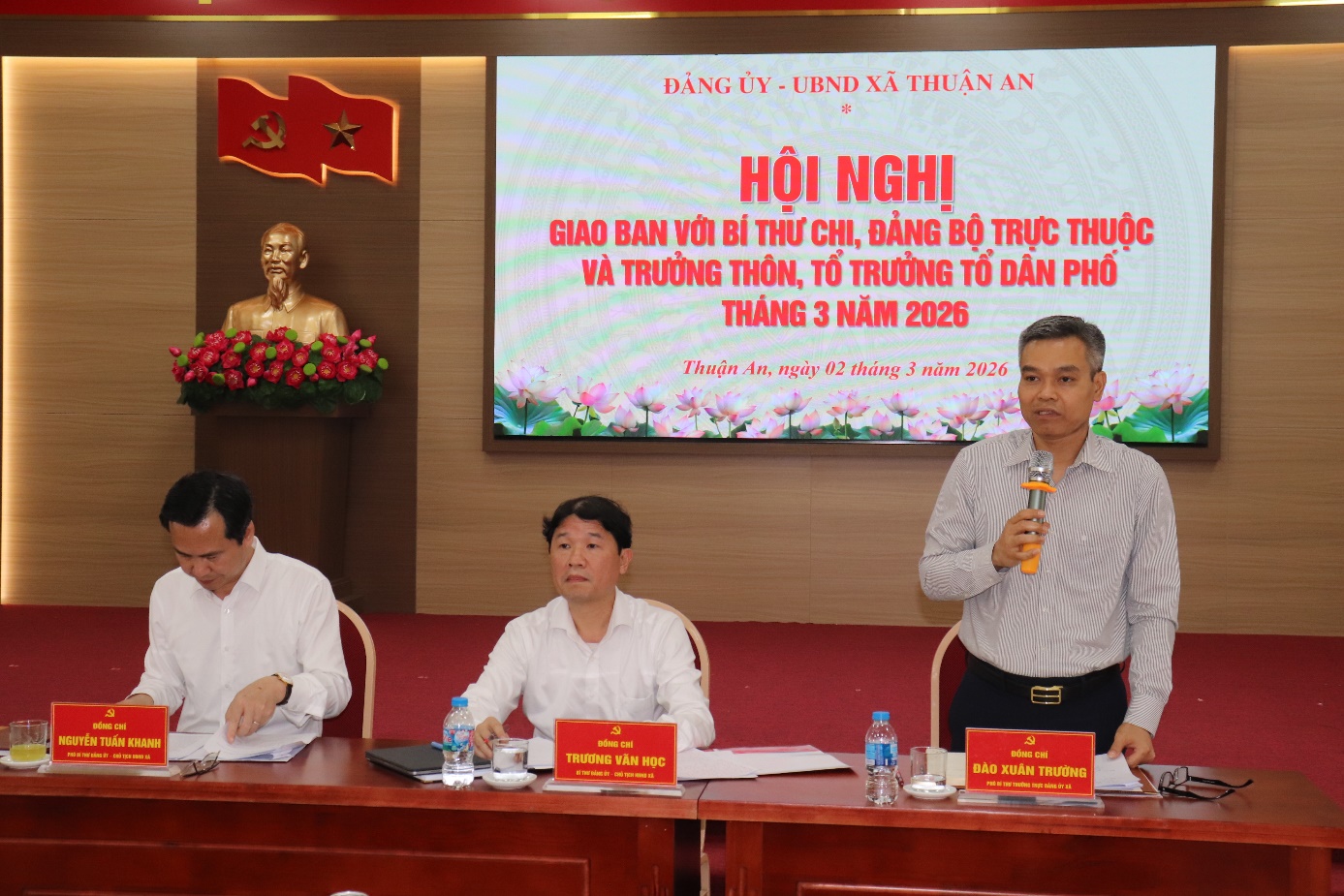 Ảnh có chứa trang phục, người, trong nhà, văn bản  Nội dung do AI tạo ra có thể không chính xác.