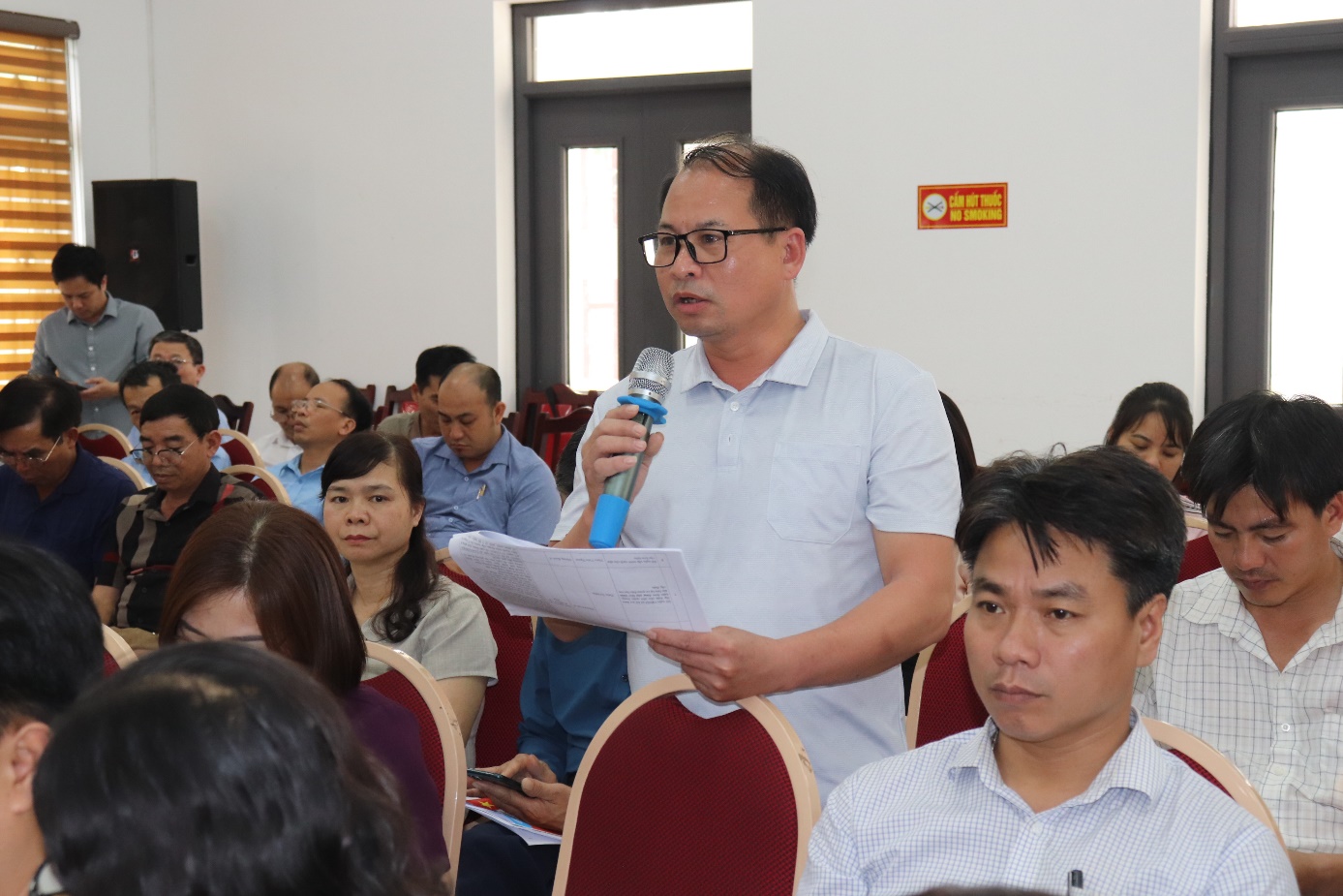 Ảnh có chứa trang phục, Mặt người, người, đàn ông  Nội dung do AI tạo ra có thể không chính xác.