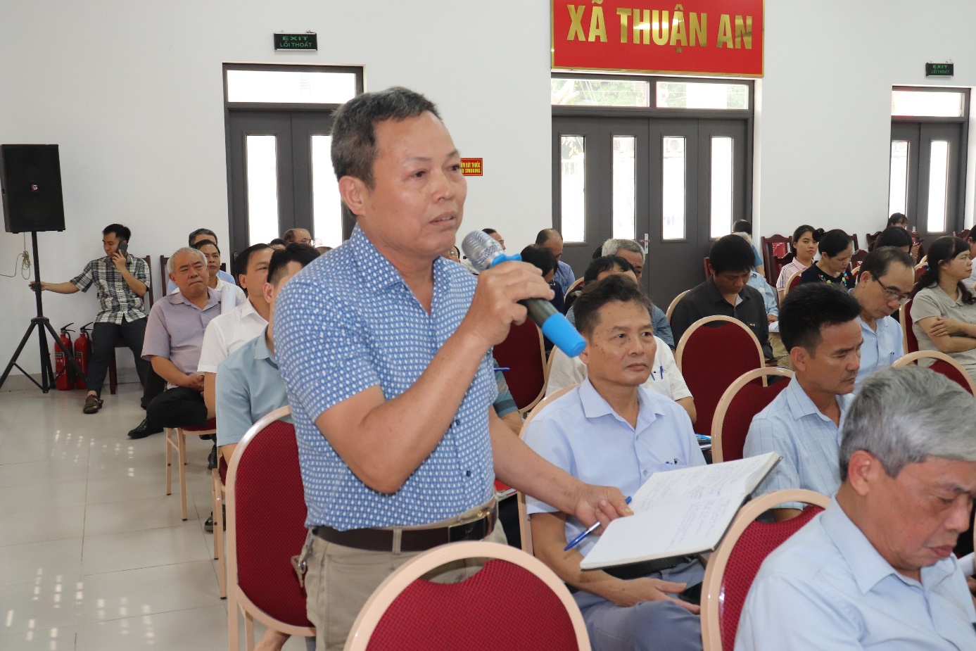 Ảnh có chứa trang phục, người, đàn ông, Mặt người  Nội dung do AI tạo ra có thể không chính xác.