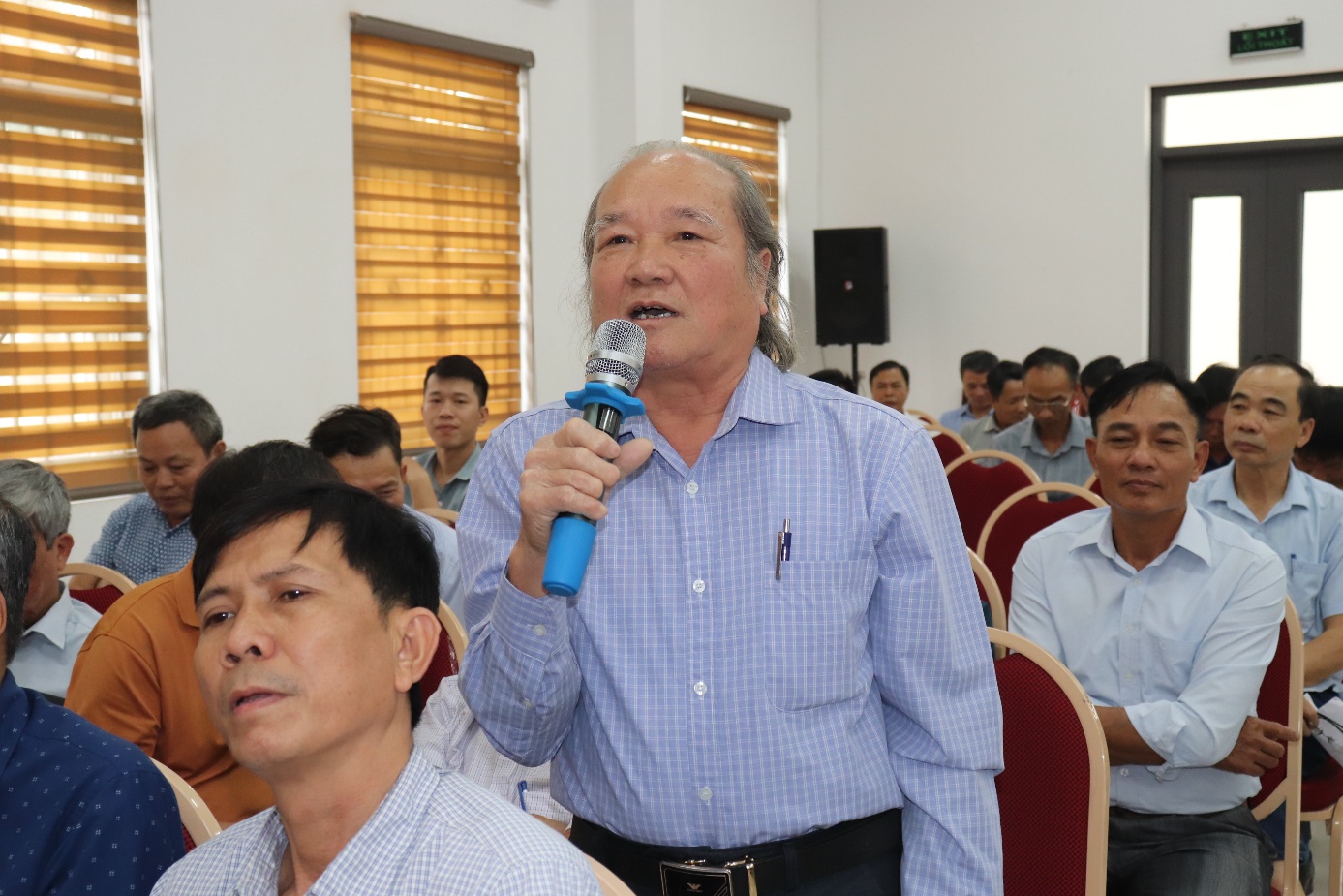 Ảnh có chứa trang phục, Mặt người, người, đàn ông  Nội dung do AI tạo ra có thể không chính xác.