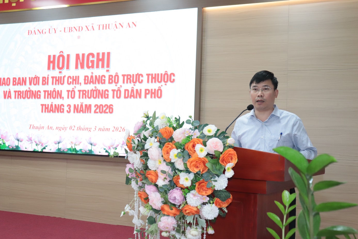 Ảnh có chứa trang phục, người, trong nhà, tường  Nội dung do AI tạo ra có thể không chính xác.