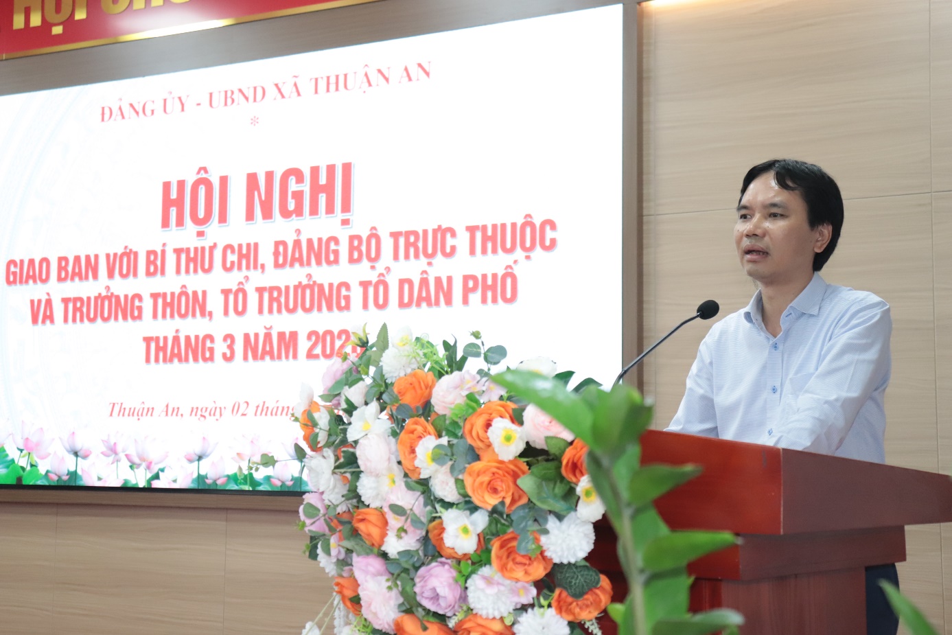 Ảnh có chứa hoa, văn bản, trang phục, trong nhà  Nội dung do AI tạo ra có thể không chính xác.