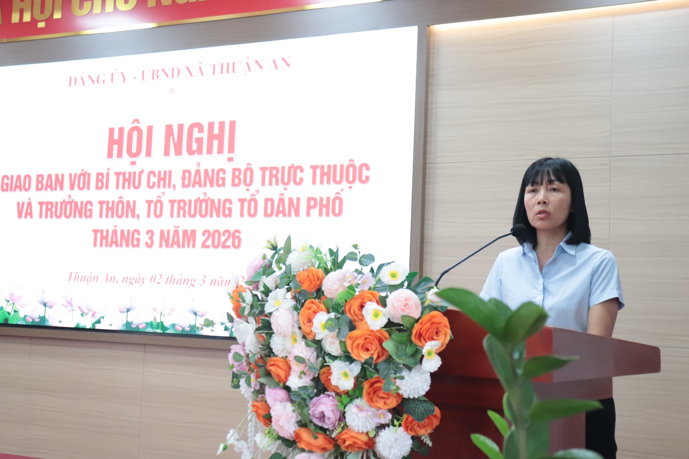 Ảnh có chứa hoa, trang phục, văn bản, tường  Nội dung do AI tạo ra có thể không chính xác.