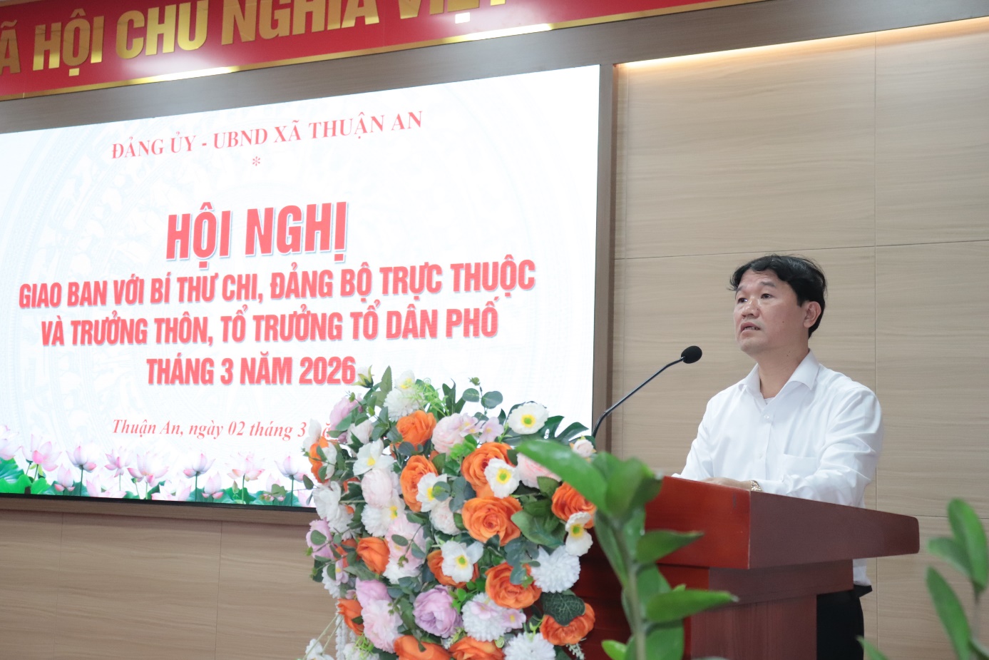 Ảnh có chứa hoa, văn bản, trang phục, người  Nội dung do AI tạo ra có thể không chính xác.