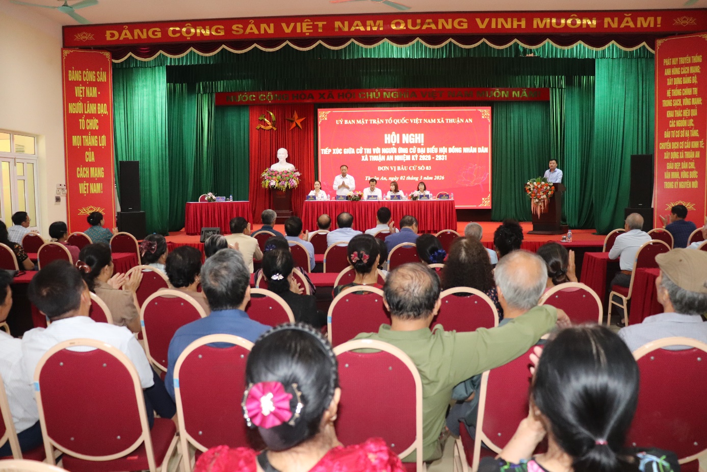 Ảnh có chứa trang phục, người, trong nhà, thính phòng  Nội dung do AI tạo ra có thể không chính xác.