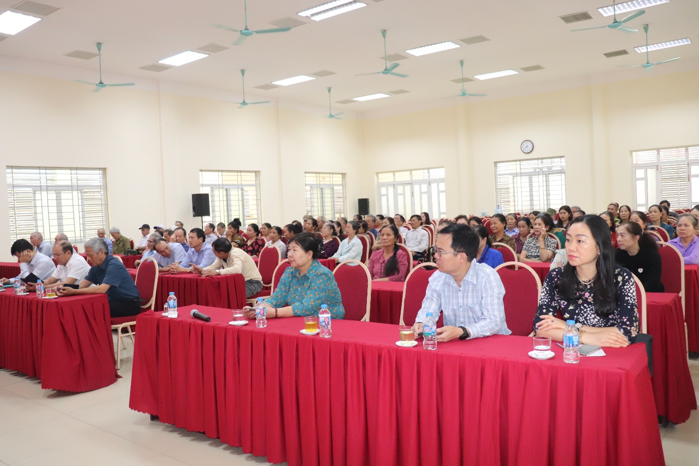 Ảnh có chứa trang phục, trong nhà, người, phụ nữ  Nội dung do AI tạo ra có thể không chính xác.