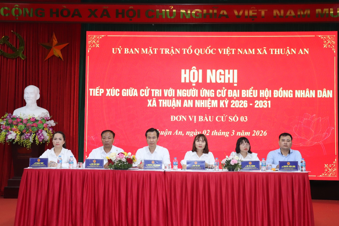 Ảnh có chứa văn bản, trang phục, tòa nhà, Mặt người  Nội dung do AI tạo ra có thể không chính xác.