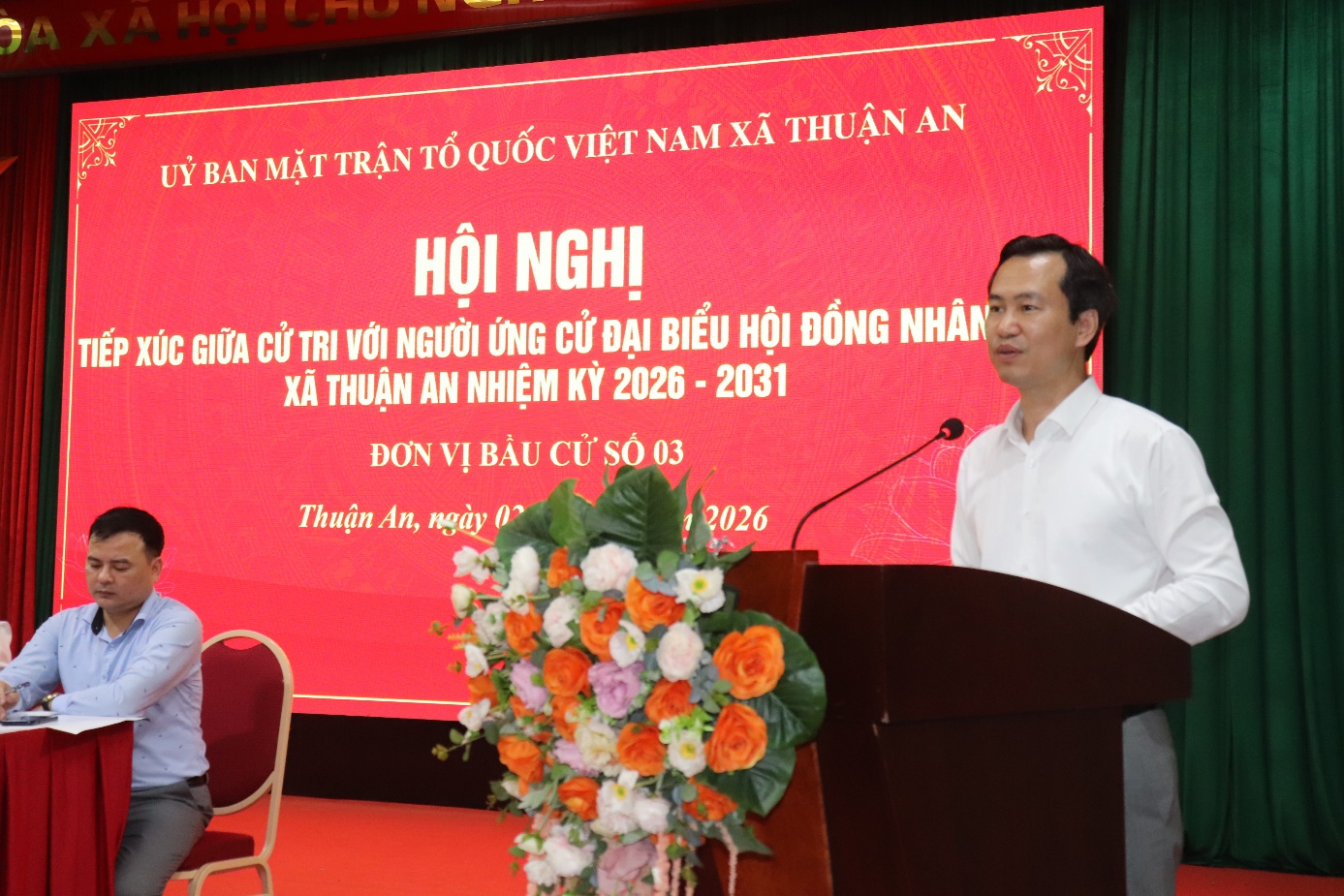 Ảnh có chứa trang phục, hoa, văn bản, đàn ông  Nội dung do AI tạo ra có thể không chính xác.