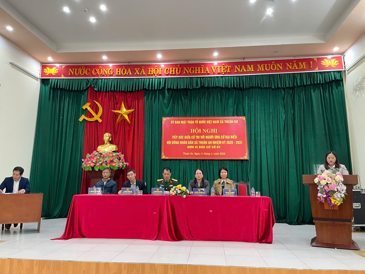 Ảnh có chứa trong nhà, rèm, tường, đồ đạc  Nội dung do AI tạo ra có thể không chính xác.