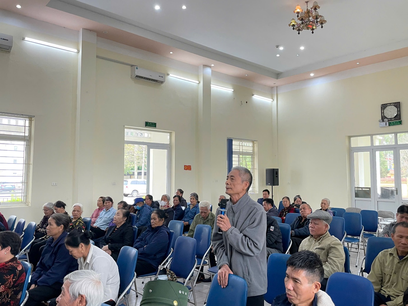 Ảnh có chứa trang phục, đàn ông, người, trong nhà  Nội dung do AI tạo ra có thể không chính xác.