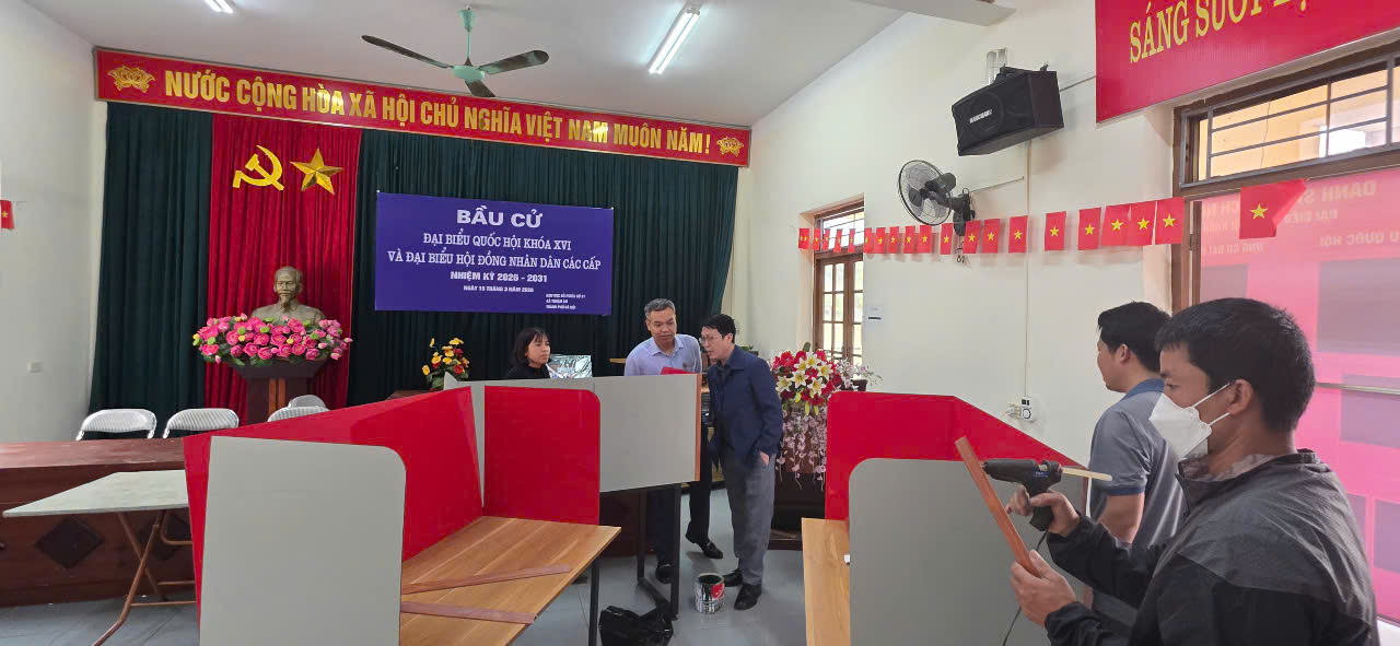 Lãnh đạo xã kiểm tra khu vực bỏ phiếu phục vụ công tác bầu cử đại biểu Quốc hội khóa XVI và HĐND các cấp nhiệm kỳ 2026- 2031- Ảnh 1.