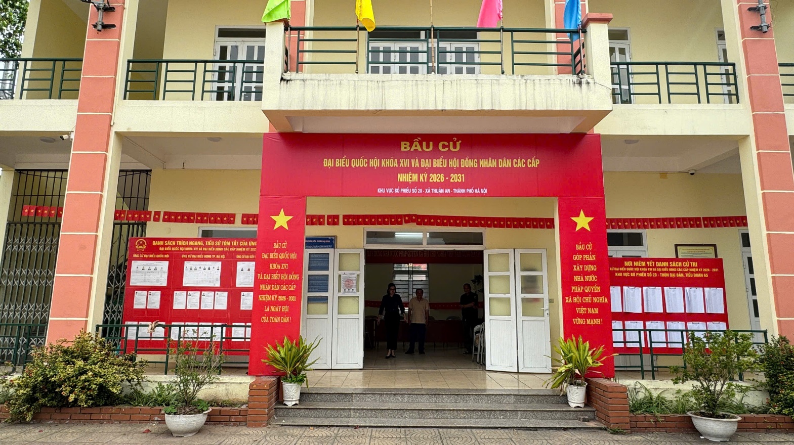 Lãnh đạo xã kiểm tra khu vực bỏ phiếu phục vụ công tác bầu cử đại biểu Quốc hội khóa XVI và HĐND các cấp nhiệm kỳ 2026- 2031- Ảnh 3.