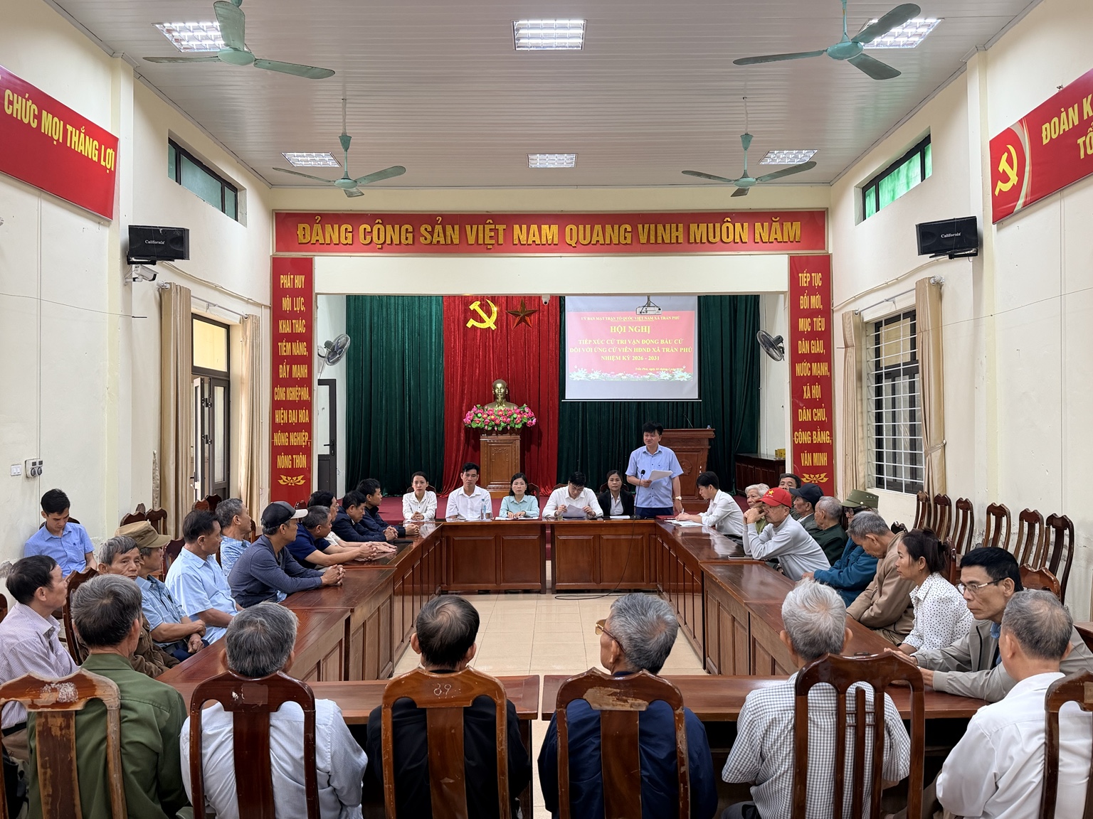 Các ứng cử viên đại biểu HĐND xã Trần Phú nhiệm kỳ 2026 - 2031,đơn vị bầu cử số 5 tiếp xúc cử tri- Ảnh 1.