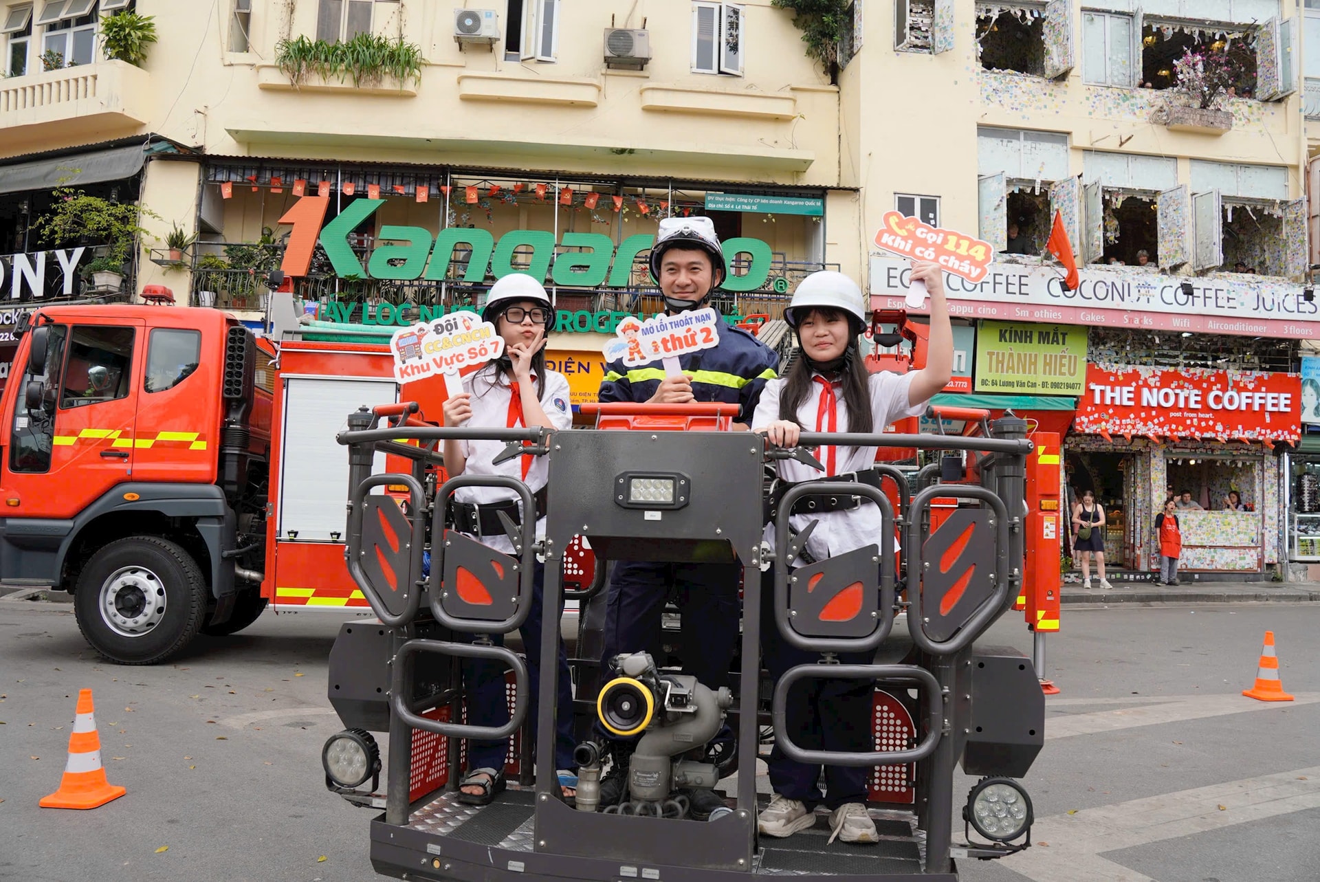 Tuyên truyền, hướng dẫn an toàn phòng cháy, chữa cháy tại phố đi bộ hồ Hoàn Kiếm- Ảnh 4.