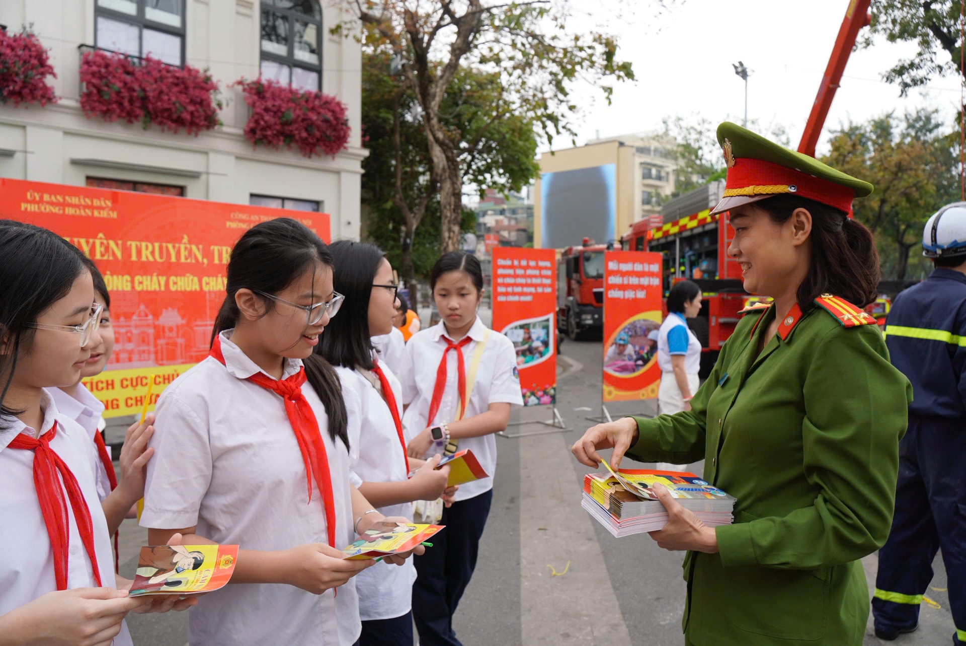 Tuyên truyền, hướng dẫn an toàn phòng cháy, chữa cháy tại phố đi bộ hồ Hoàn Kiếm- Ảnh 1.
