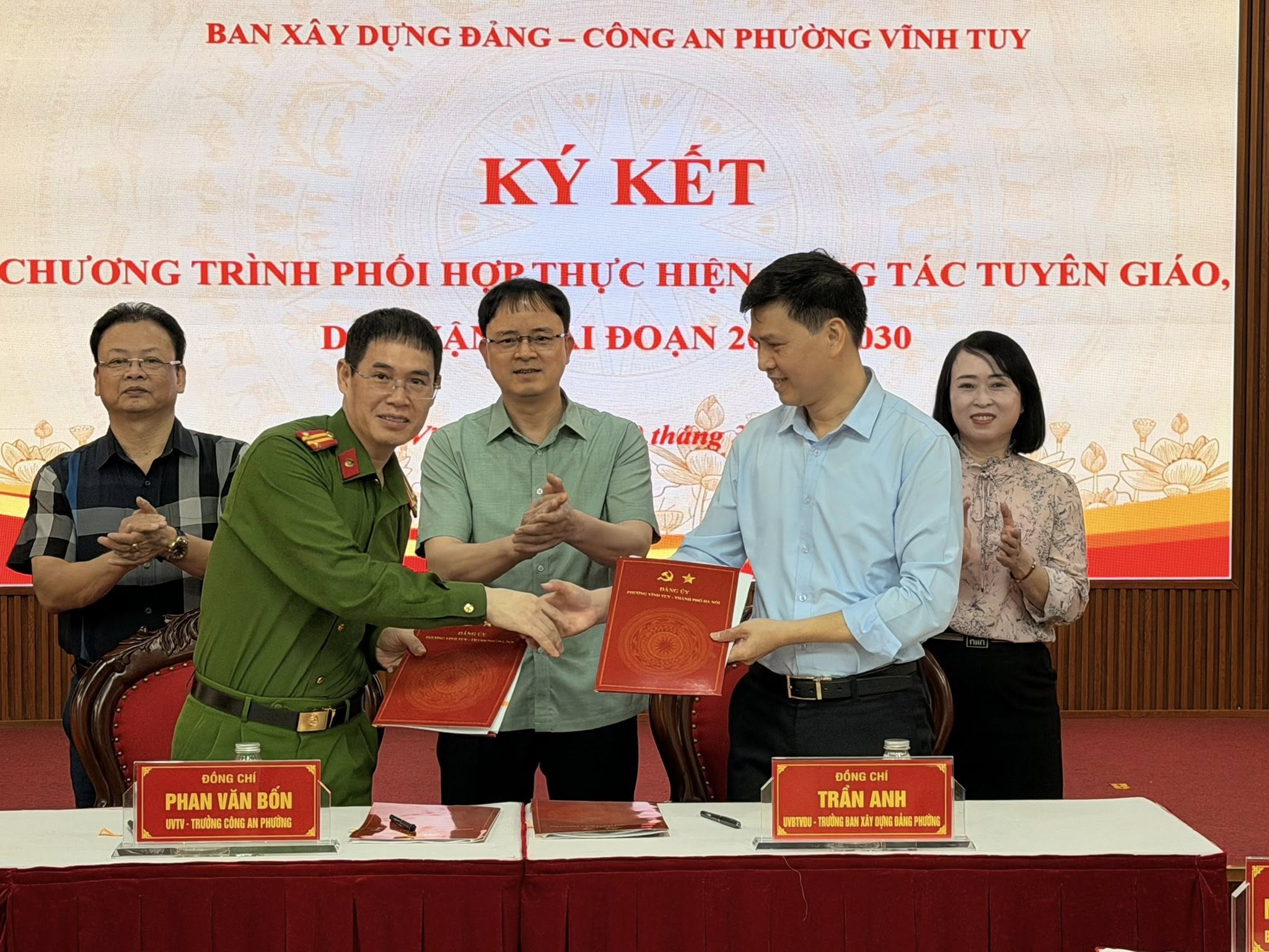 PHƯỜNG VĨNH TUY: TỔ CHỨC KÝ KẾT CHƯƠNG TRÌNH PHỐI HỢP CÔNG TÁC TUYÊN GIÁO, DÂN VẬN- Ảnh 2.