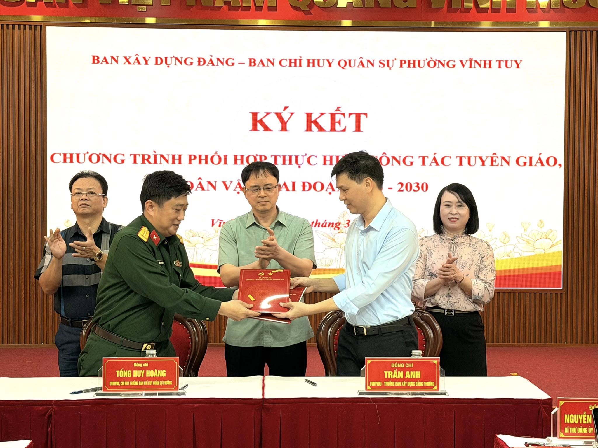 PHƯỜNG VĨNH TUY: TỔ CHỨC KÝ KẾT CHƯƠNG TRÌNH PHỐI HỢP CÔNG TÁC TUYÊN GIÁO, DÂN VẬN- Ảnh 3.