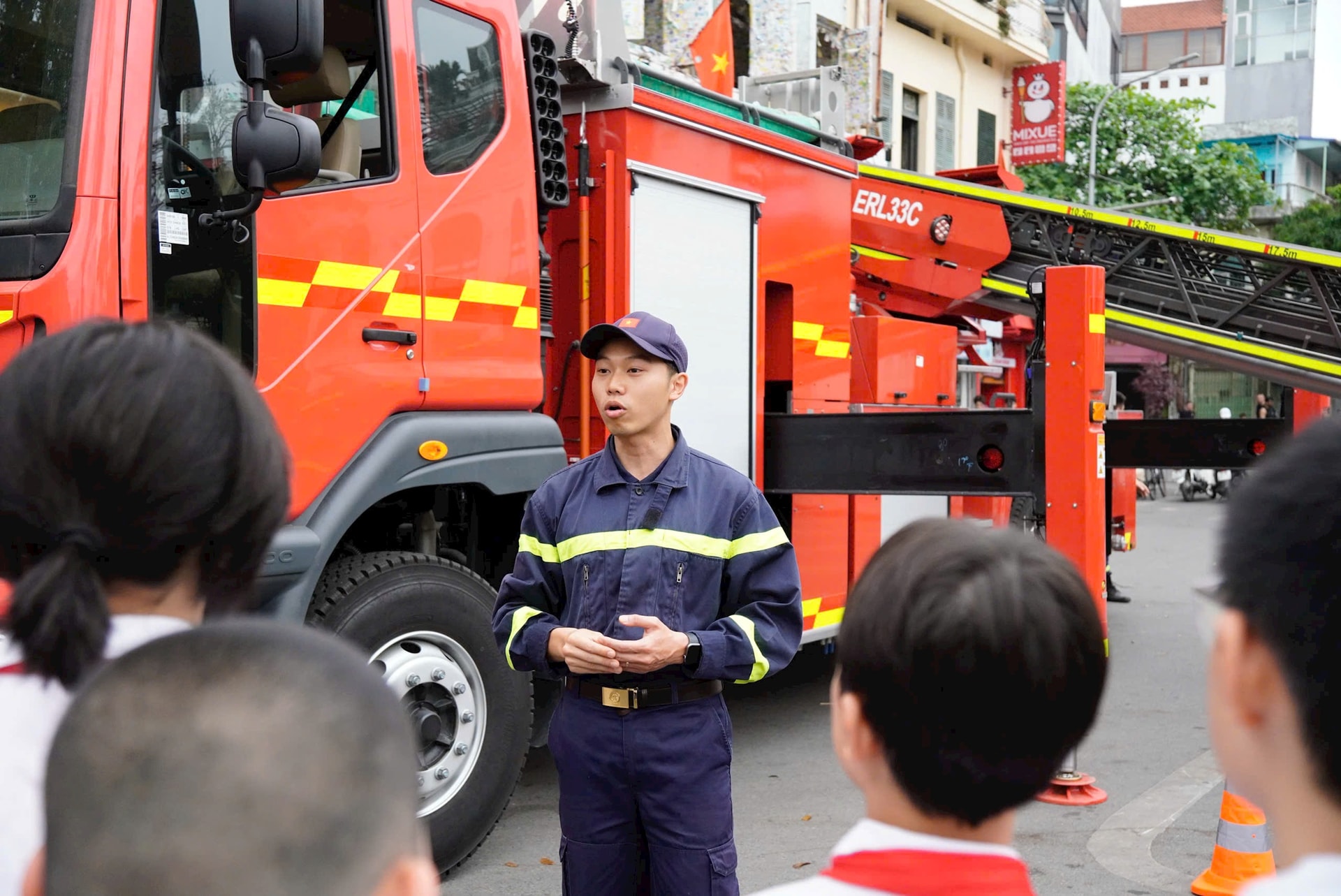 Tuyên truyền, hướng dẫn an toàn phòng cháy, chữa cháy tại phố đi bộ hồ Hoàn Kiếm- Ảnh 2.