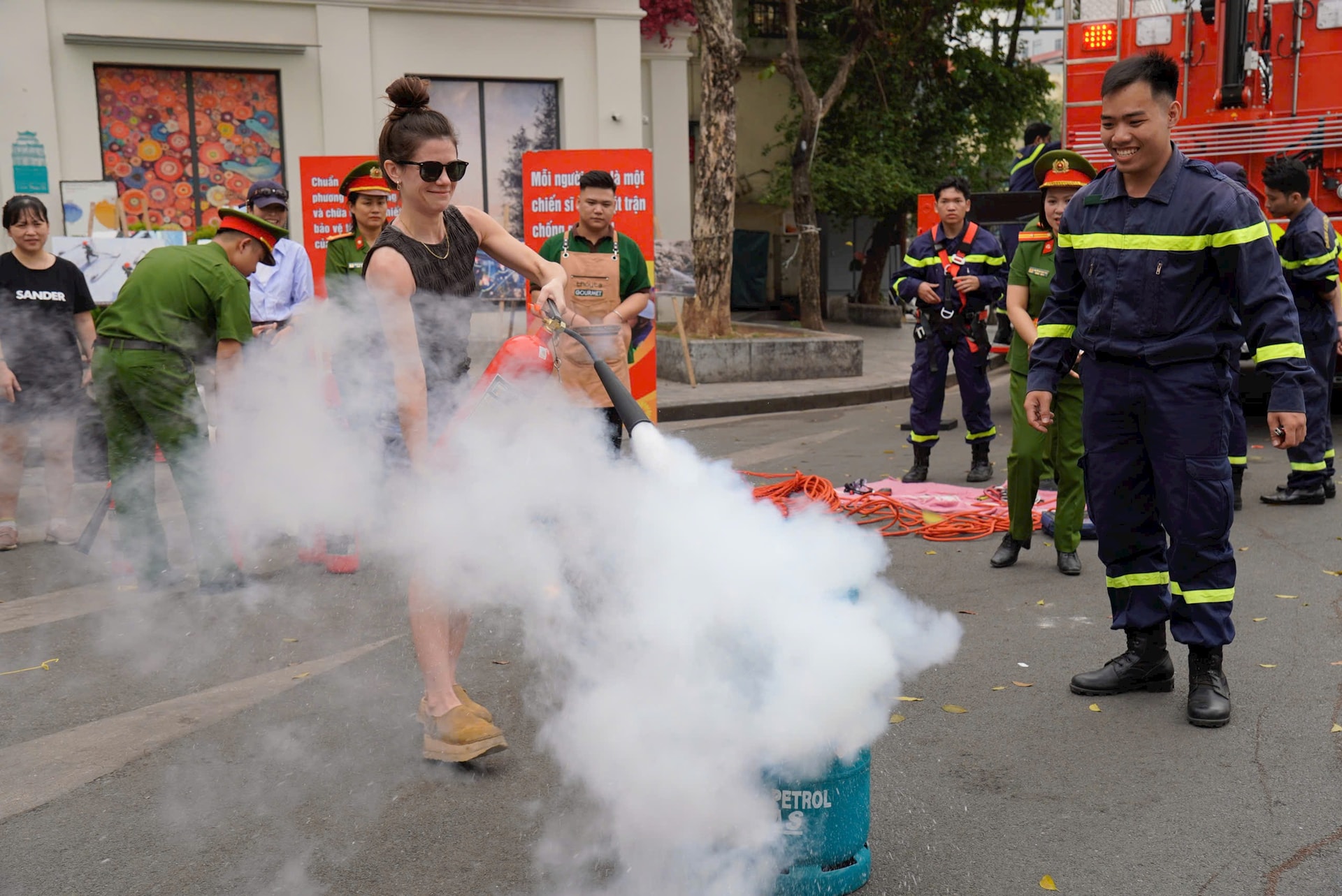 Tuyên truyền, hướng dẫn an toàn phòng cháy, chữa cháy tại phố đi bộ hồ Hoàn Kiếm- Ảnh 3.