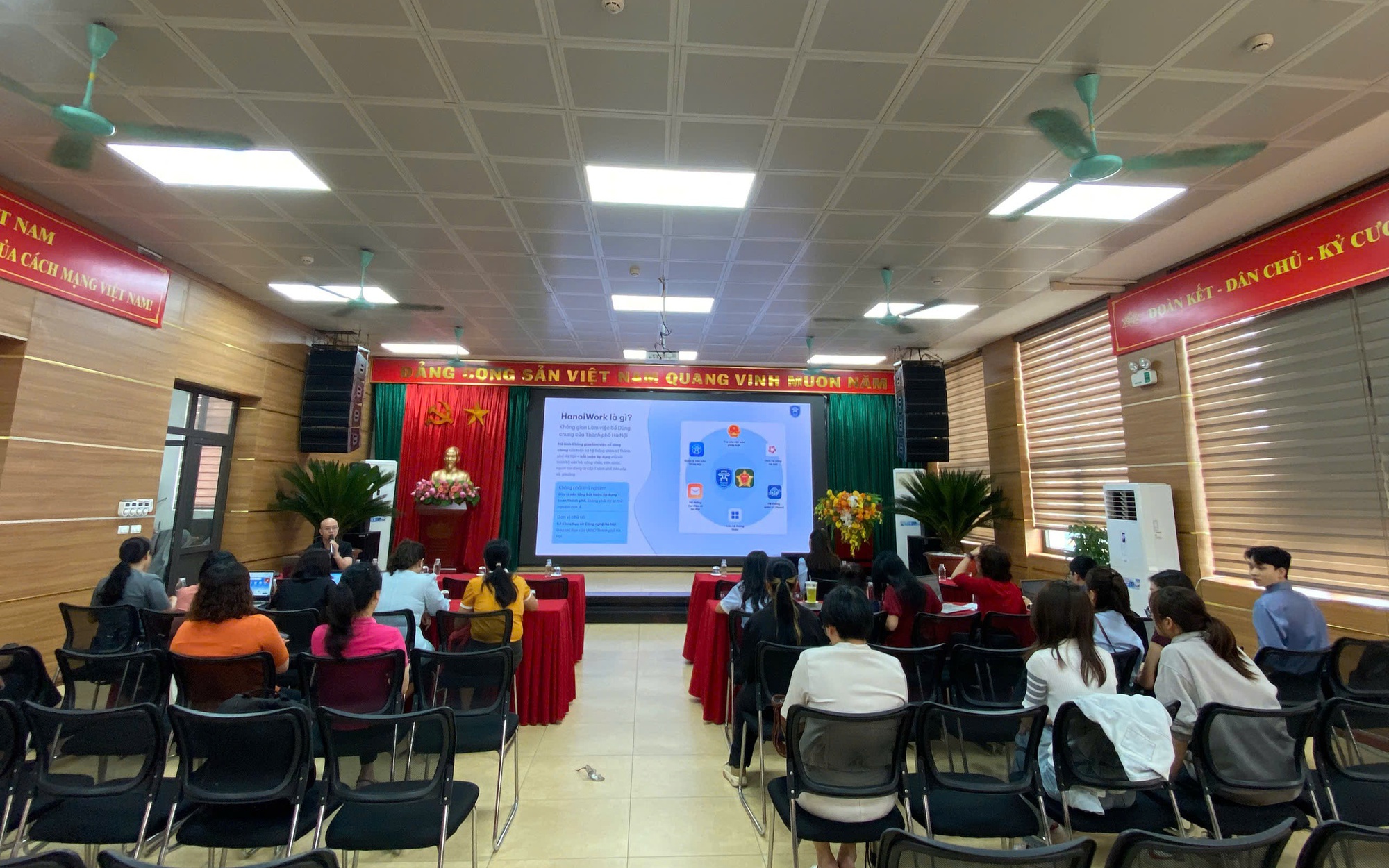 Phường Vĩnh Tuy triển khai thí điểm nền tảng HanoiWork - Bước tiến mới trong chuyển đổi số hành chính