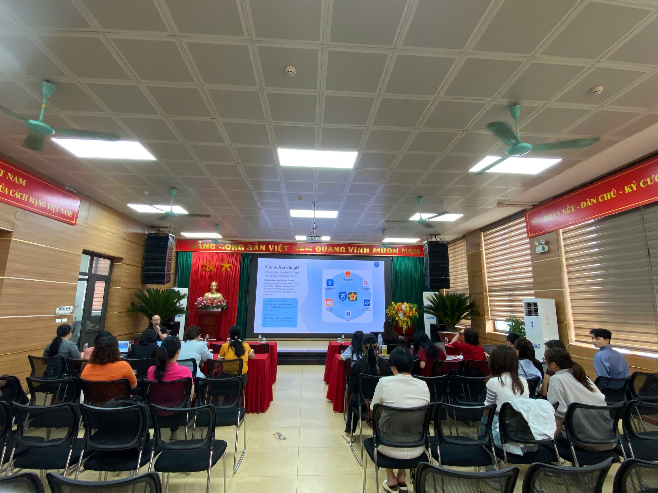 Phường Vĩnh Tuy triển khai thí điểm nền tảng HanoiWork - Bước tiến mới trong chuyển đổi số hành chính- Ảnh 1.