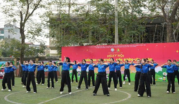 Rực rỡ Ngày hội “Thiếu nhi vui khỏe – Tiến bước lên Đoàn” – Bản hòa ca sức trẻ của cô và trò trường Tiểu học Cổ Nhuế 2B- Ảnh 12.