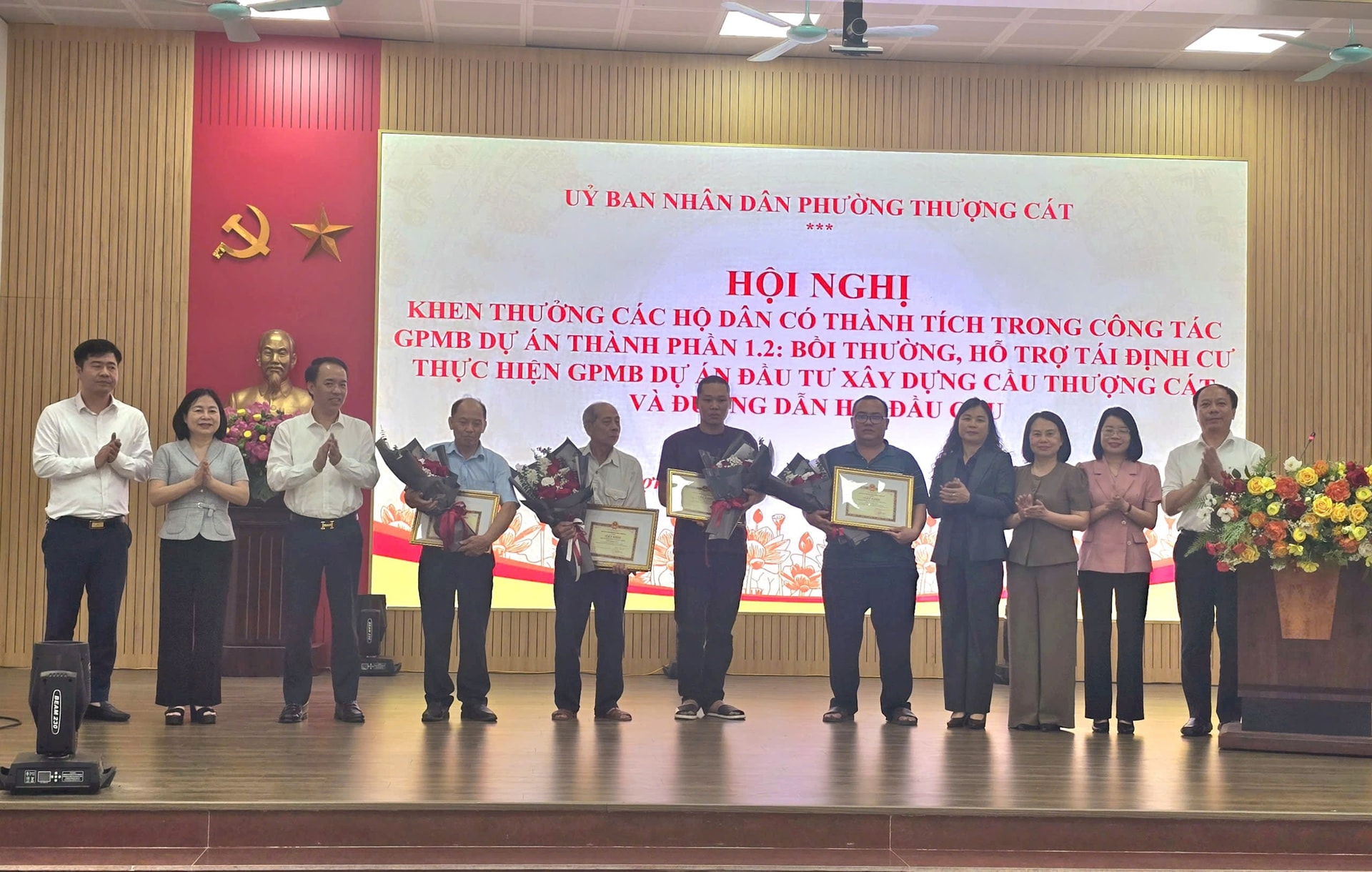 Khen thưởng 5 hộ gia đình tiêu biểu bàn giao mặt bằng dự án cầu Thượng Cát- Ảnh 2.