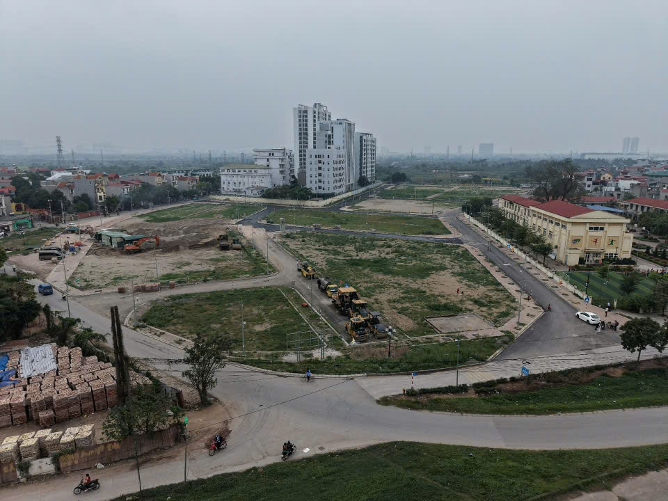 Khen thưởng 5 hộ gia đình tiêu biểu bàn giao mặt bằng dự án cầu Thượng Cát- Ảnh 1.