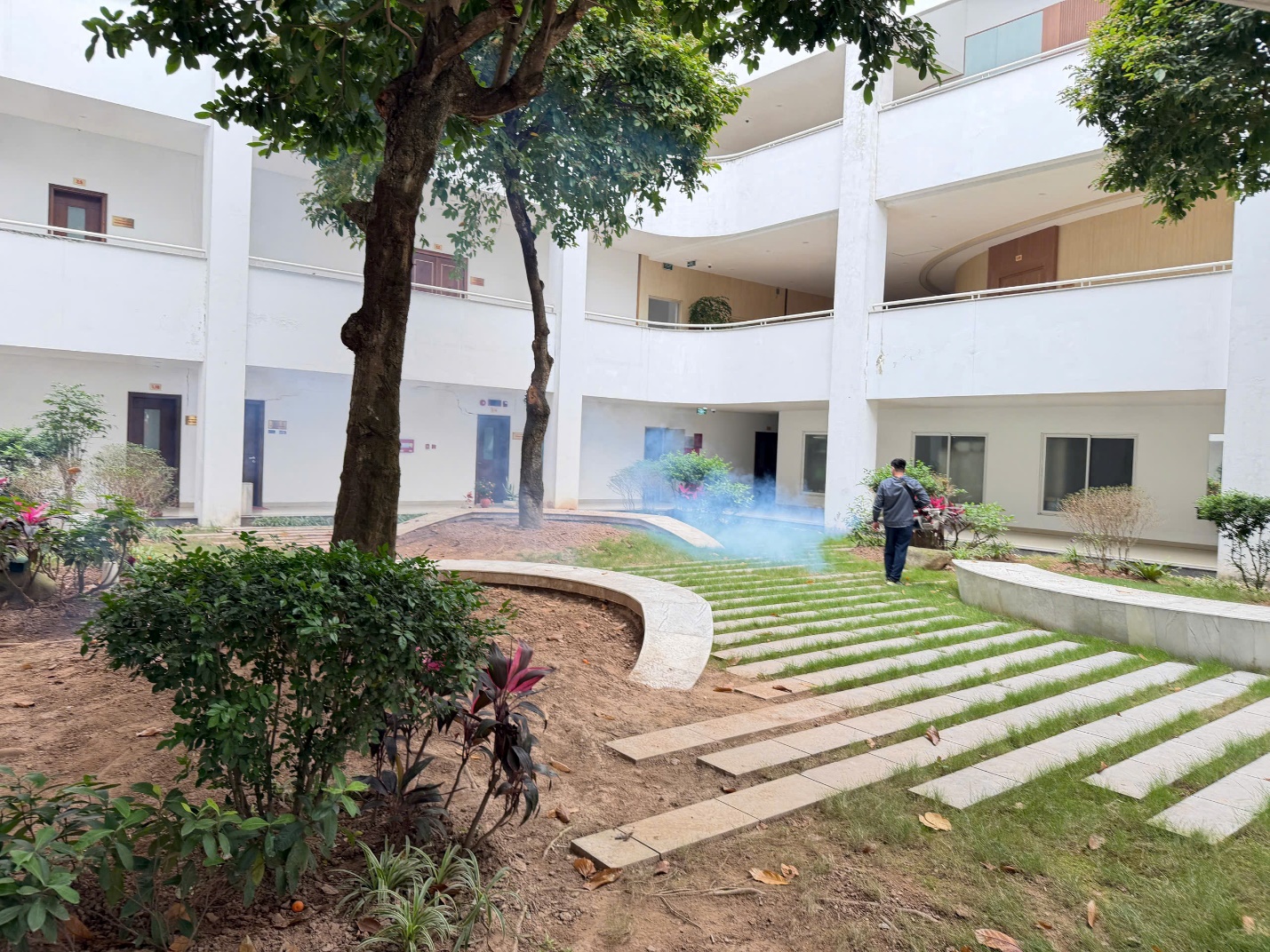 Trạm Y tế xã Gia Lâm triển khai phun khử khuẩn, chủ động phòng chống sốt xuất huyết- Ảnh 1.