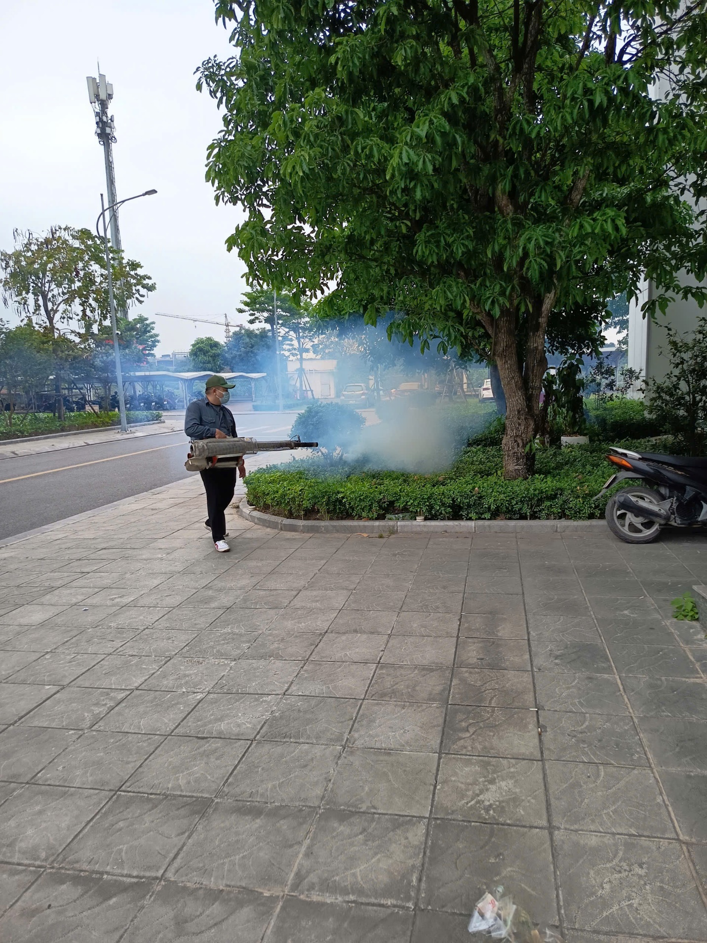 Trạm Y tế xã Gia Lâm triển khai phun khử khuẩn, chủ động phòng chống sốt xuất huyết- Ảnh 2.