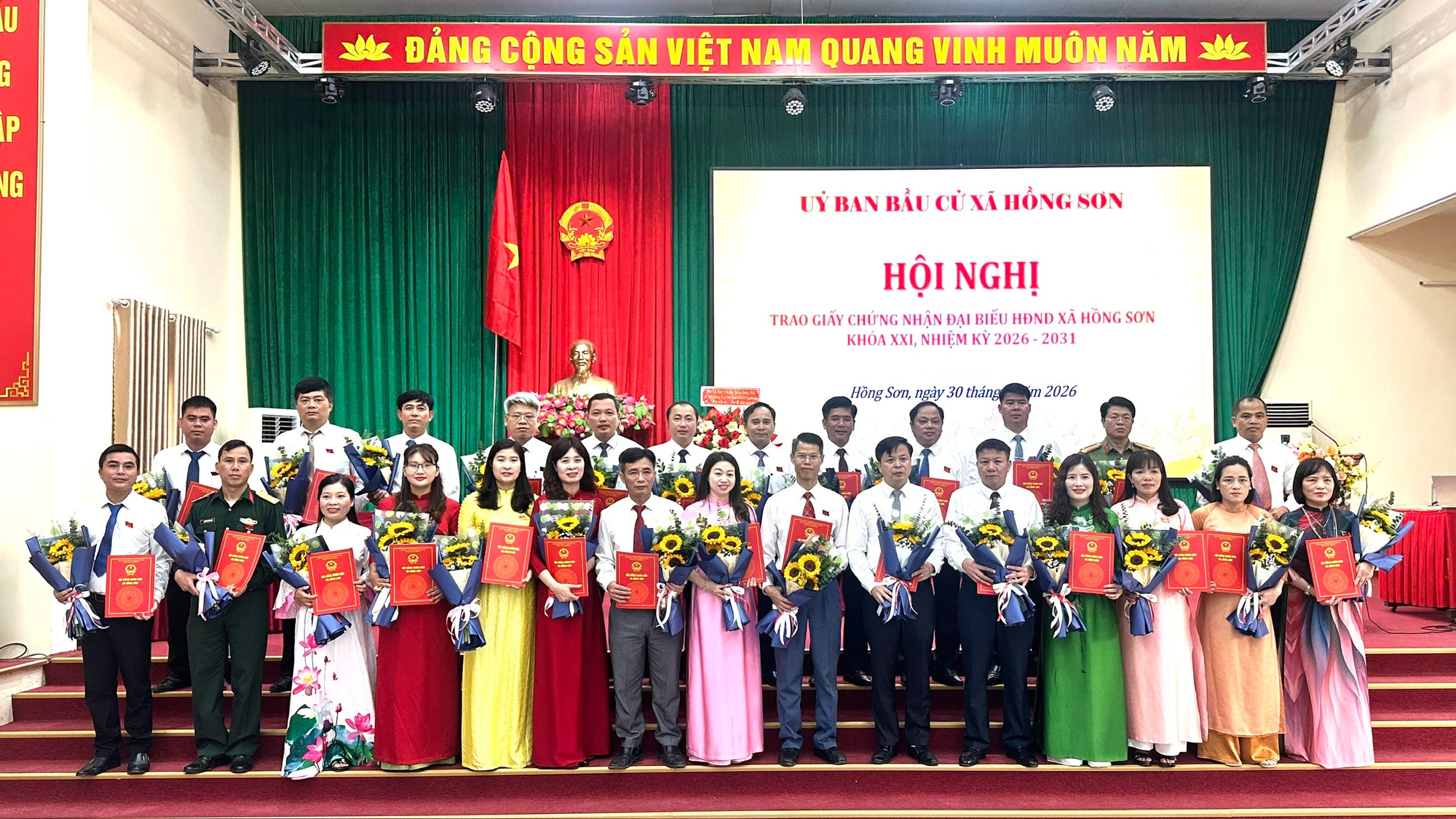 Hồng Sơn trao giấy chứng nhận đại biểu HĐND xã và tổ chức thành công Kỳ họp thứ Nhất HĐND xã khóa XXI, nhiệm kỳ 2026-2031.- Ảnh 1.