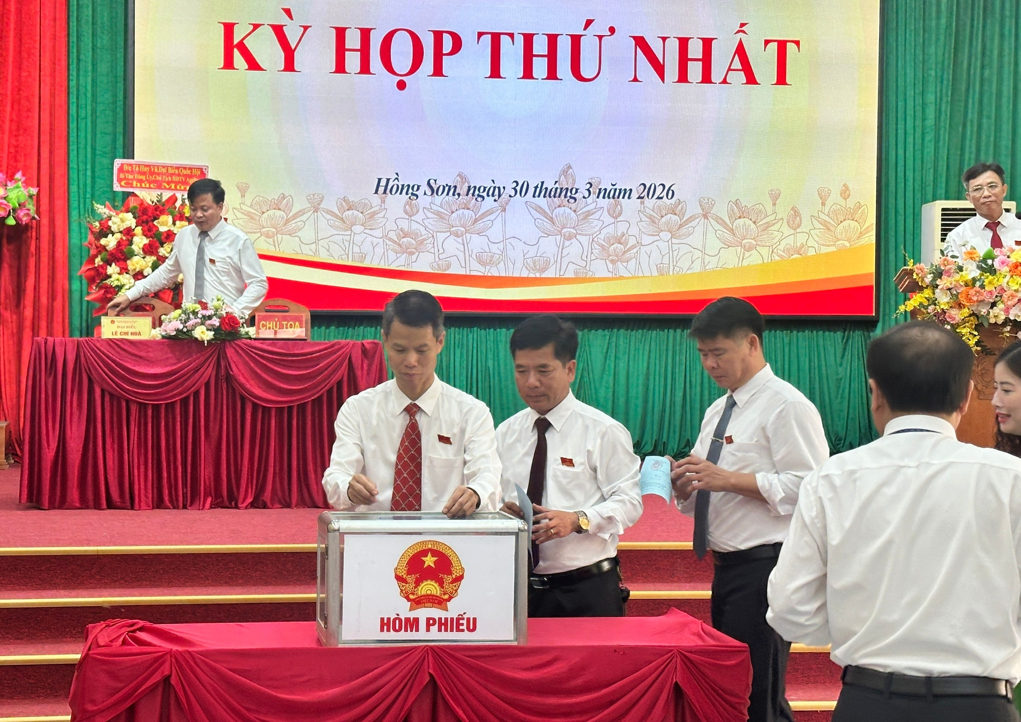 Hồng Sơn trao giấy chứng nhận đại biểu HĐND xã và tổ chức thành công Kỳ họp thứ Nhất HĐND xã khóa XXI, nhiệm kỳ 2026-2031.- Ảnh 3.