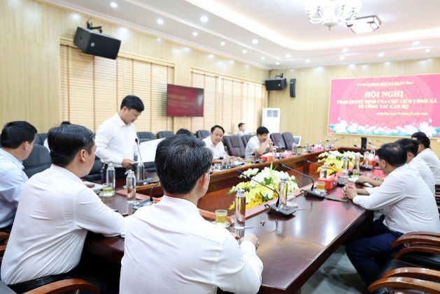 UBND xã Xuân Mai tổ chức trao Quyết định bổ nhiệm chức vụ Giám đốc Trung tâm Dịch vụ tổng hợp xã Xuân Mai - Ảnh 1.