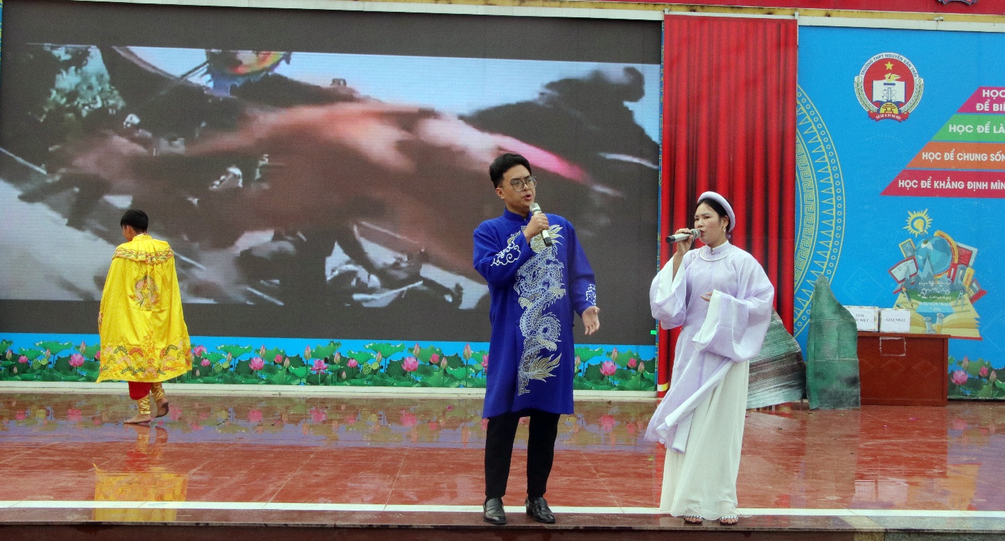 A person and person on a stage  AI-generated content may be incorrect.