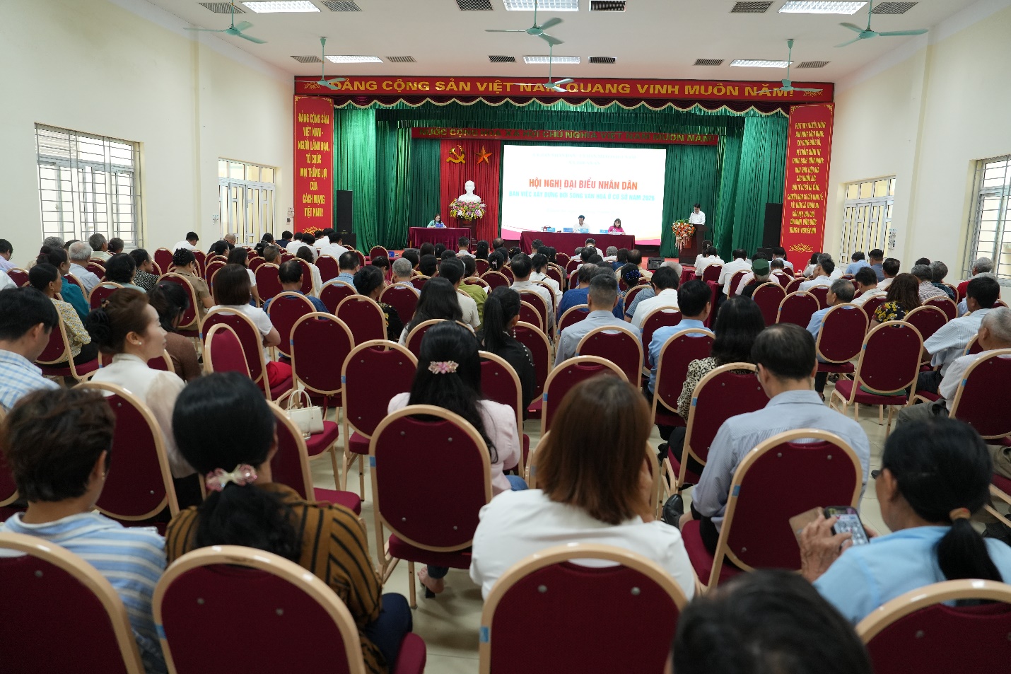 A group of people sitting in a room  AI-generated content may be incorrect.