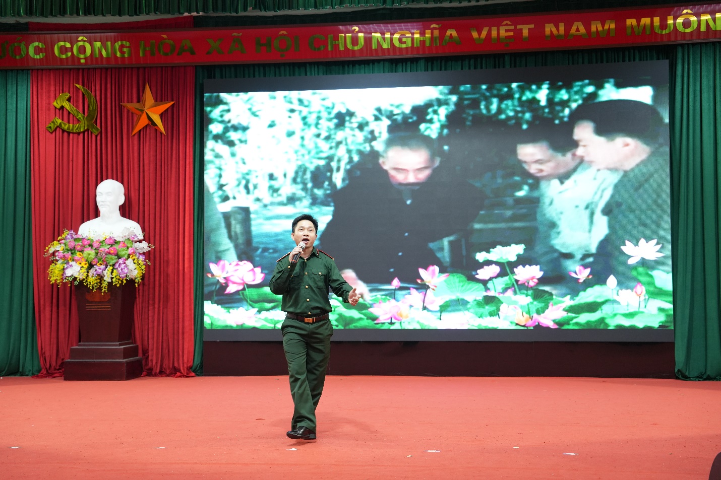 A person on a stage  AI-generated content may be incorrect.