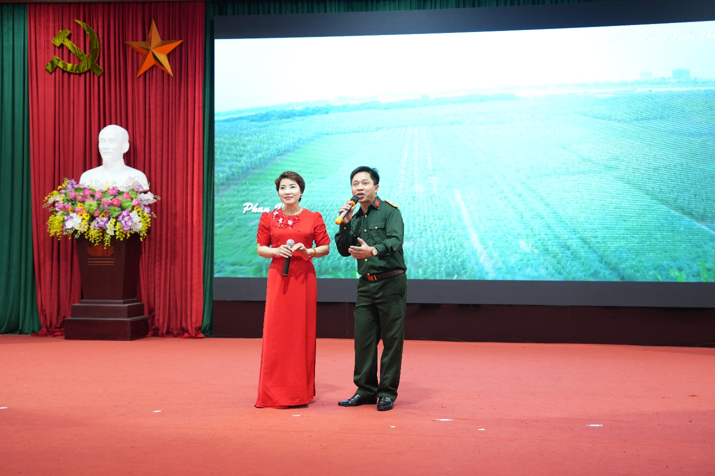 A person and person on a stage  AI-generated content may be incorrect.