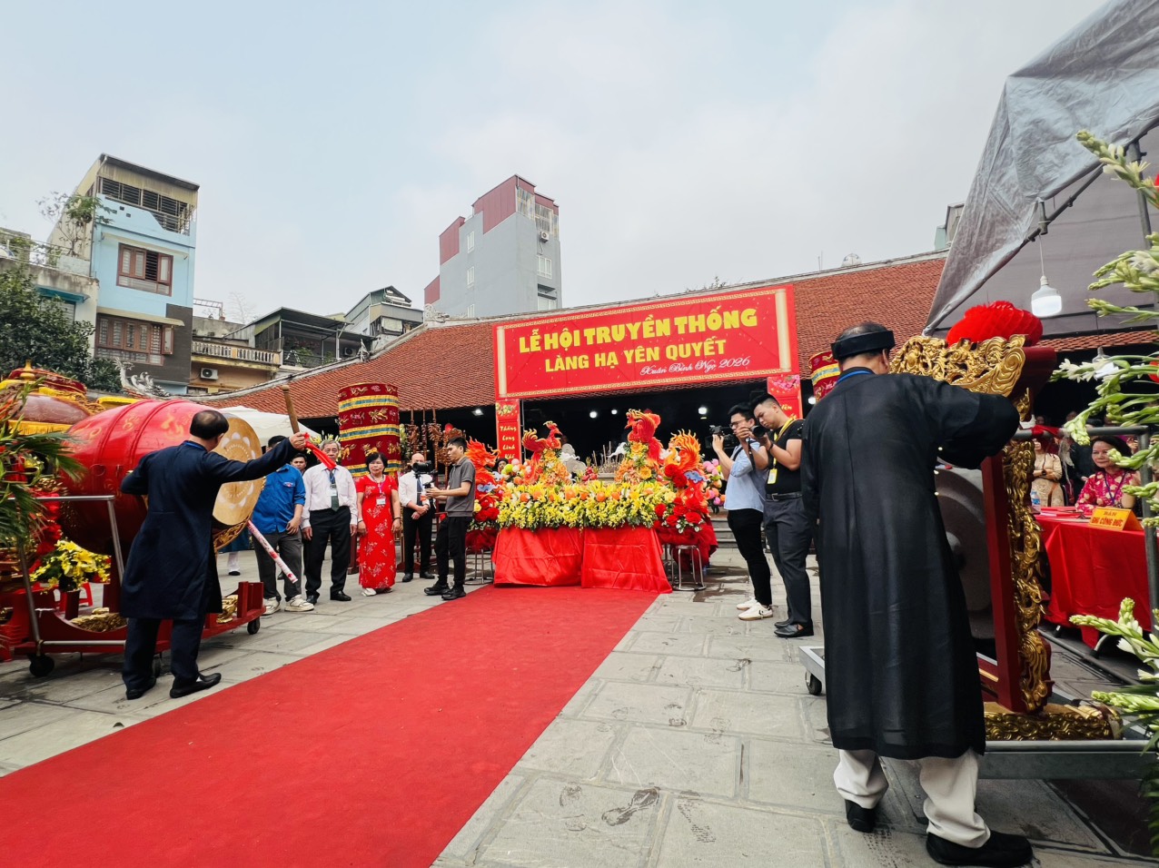 Hướng về cội nguồn, tri ân công đức của các bậc tiền nhân tại lễ hội làng Hạ Yên Quyết- Ảnh 6.