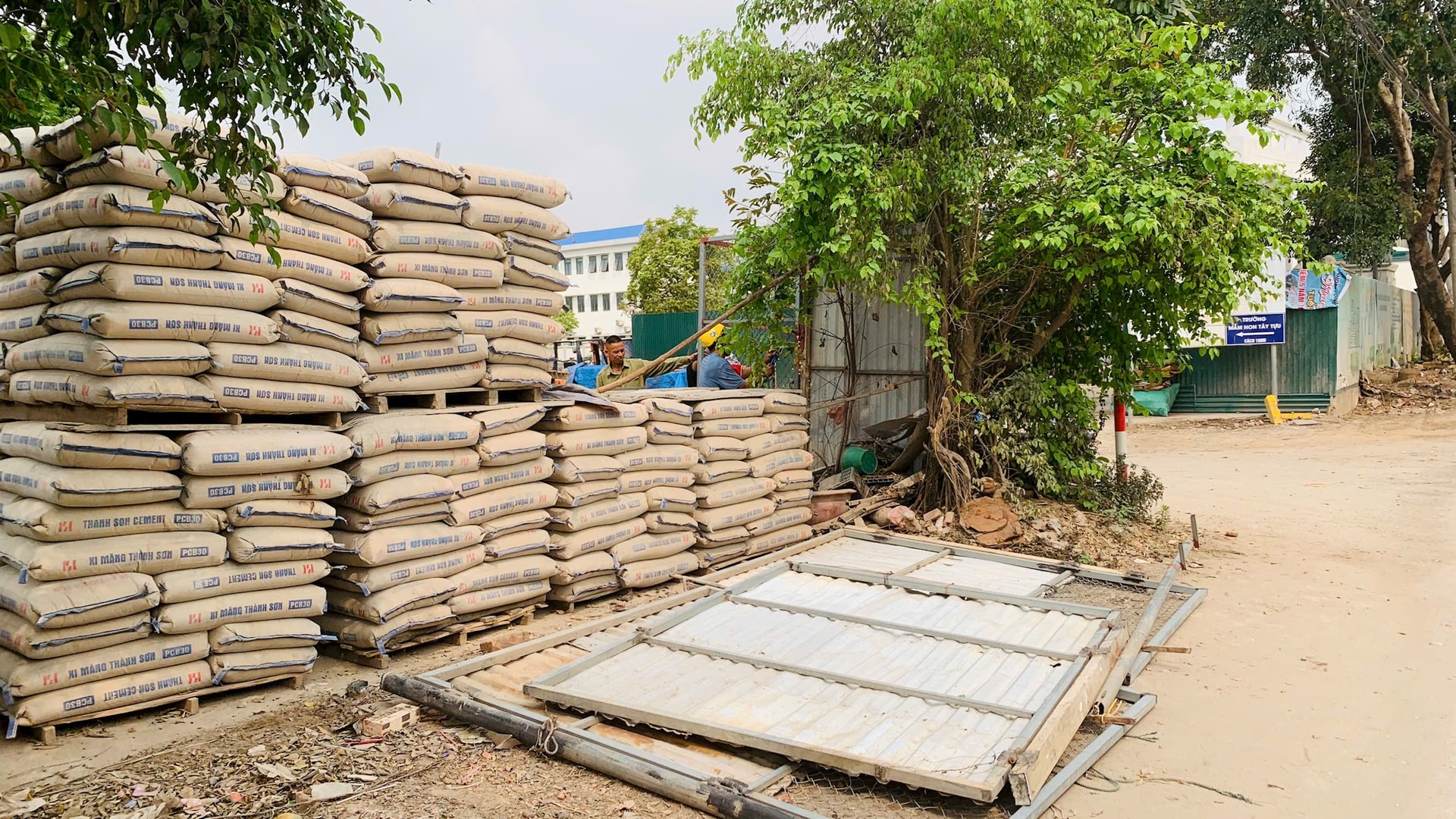 Phường Tây Tựu thực hiện cưỡng chế đối với 3 trường hợp vi phạm trong lĩnh vực đất đai- Ảnh 3.