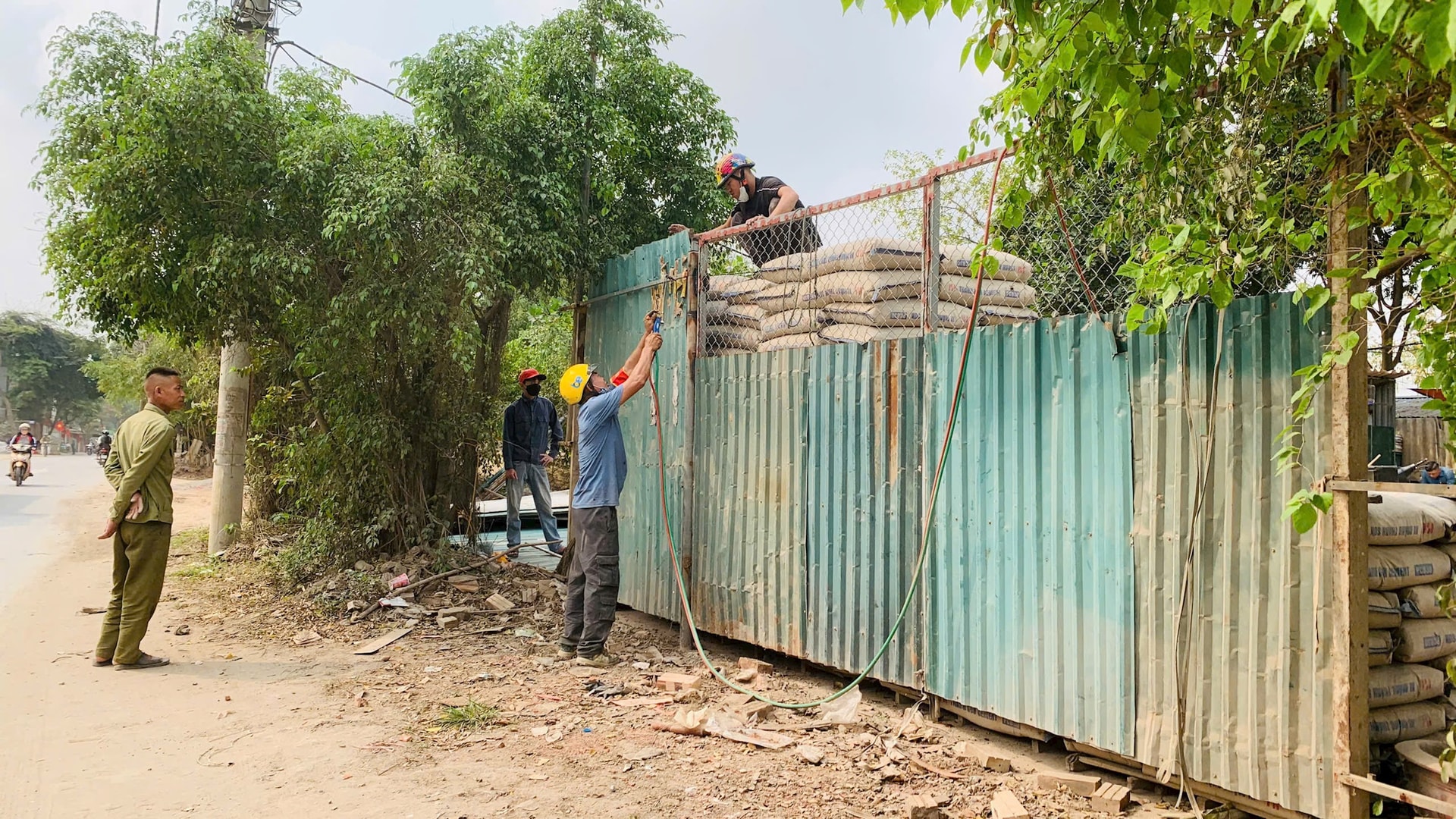 Phường Tây Tựu thực hiện cưỡng chế đối với 3 trường hợp vi phạm trong lĩnh vực đất đai- Ảnh 4.