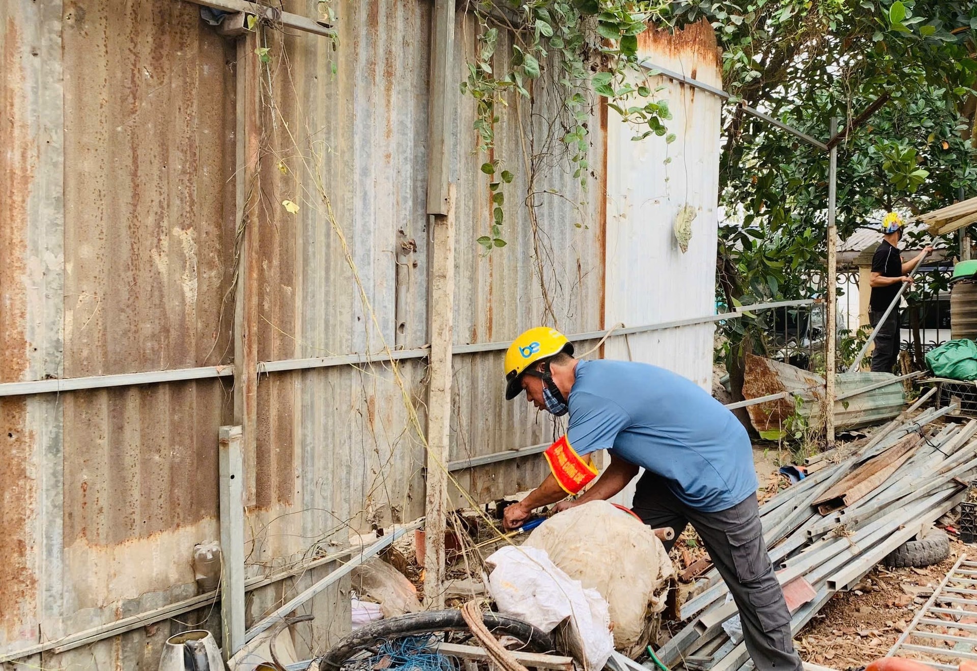 Phường Tây Tựu thực hiện cưỡng chế đối với 3 trường hợp vi phạm trong lĩnh vực đất đai- Ảnh 1.