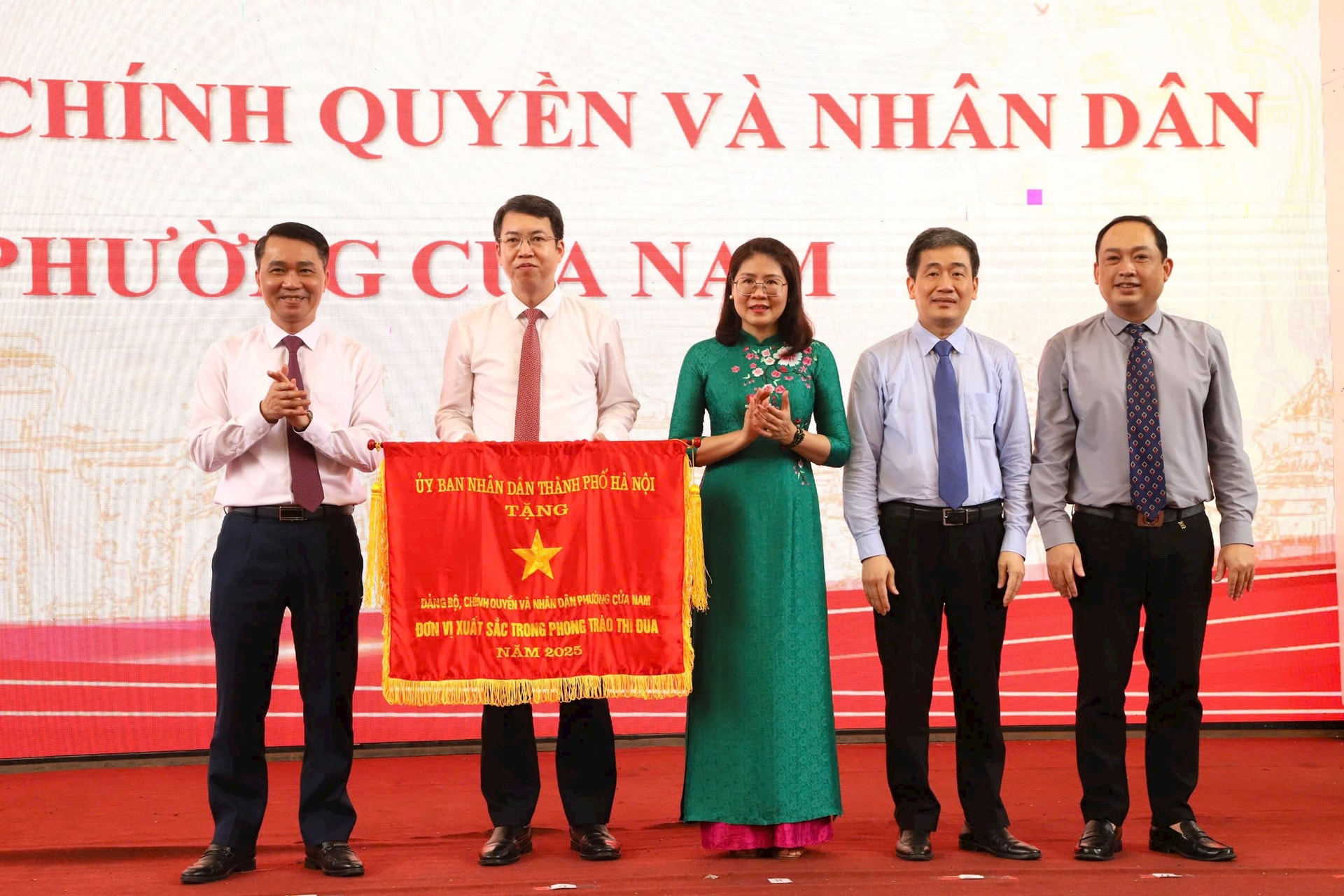 Phường Cửa Nam nhận Cờ đơn vị xuất sắc phong trào thi đua thành phố Hà Nội năm 2025- Ảnh 2.