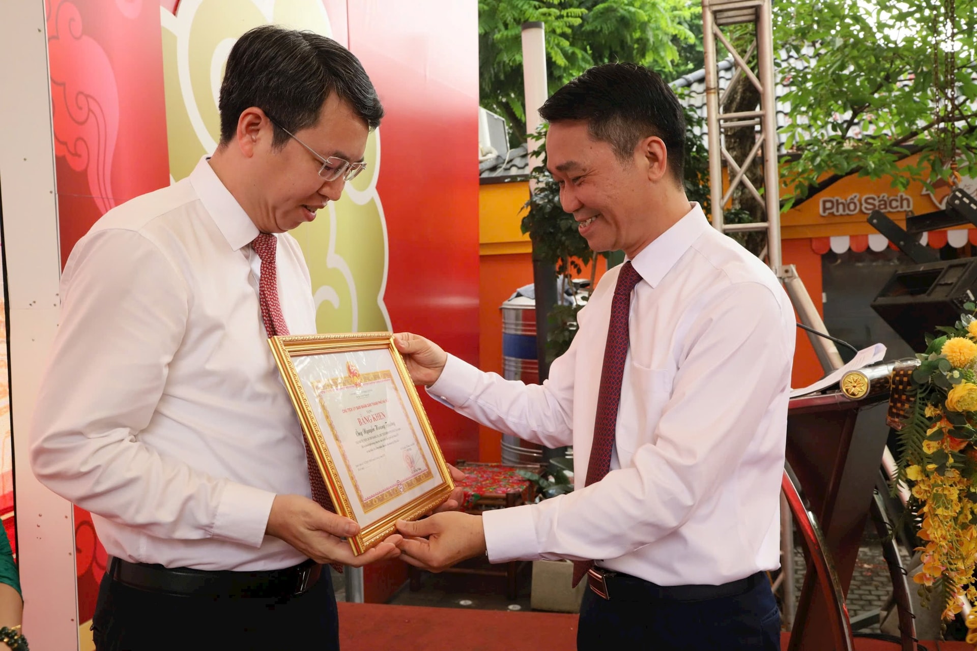 Phường Cửa Nam nhận Cờ đơn vị xuất sắc phong trào thi đua thành phố Hà Nội năm 2025- Ảnh 3.