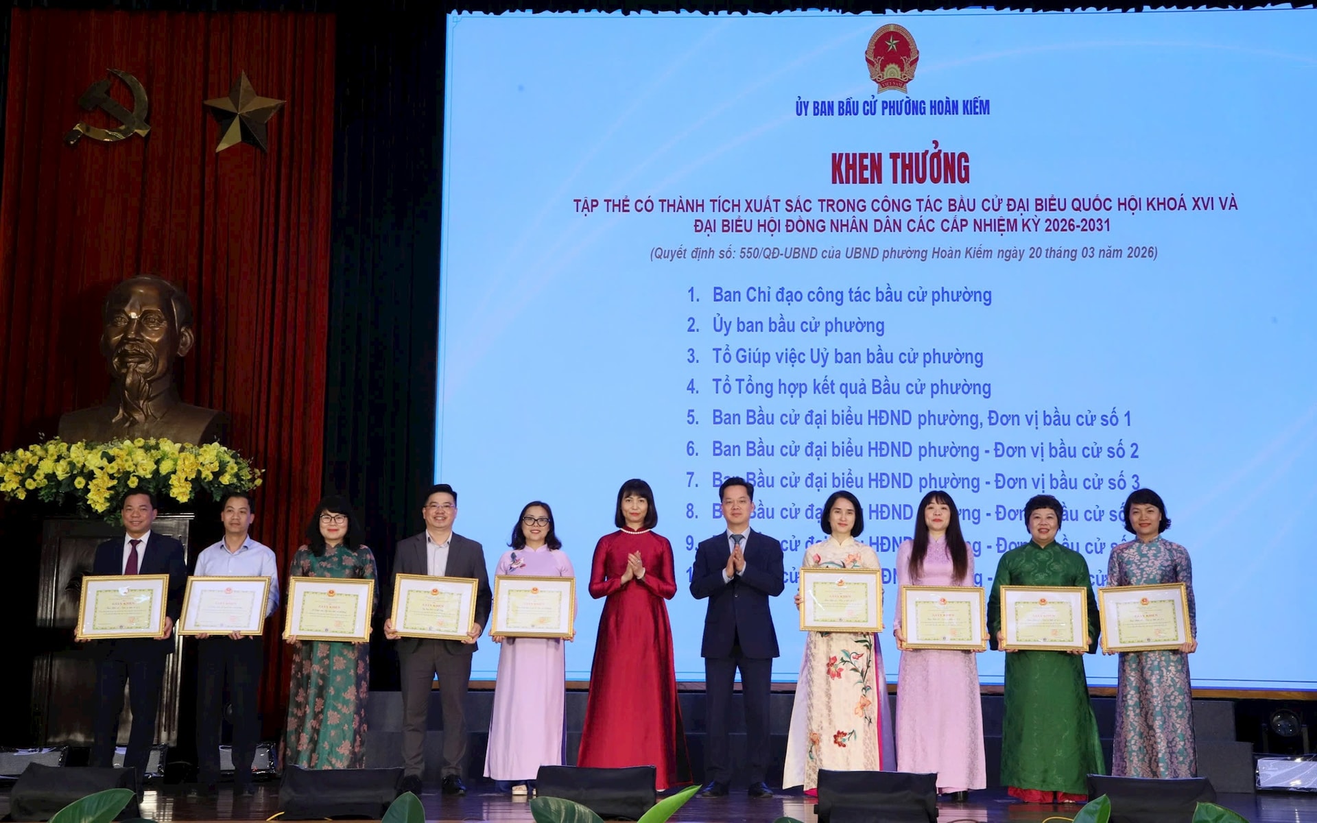 Trao giấy chứng nhận đại biểu HĐND phường Hoàn Kiếm khóa II- Ảnh 2.